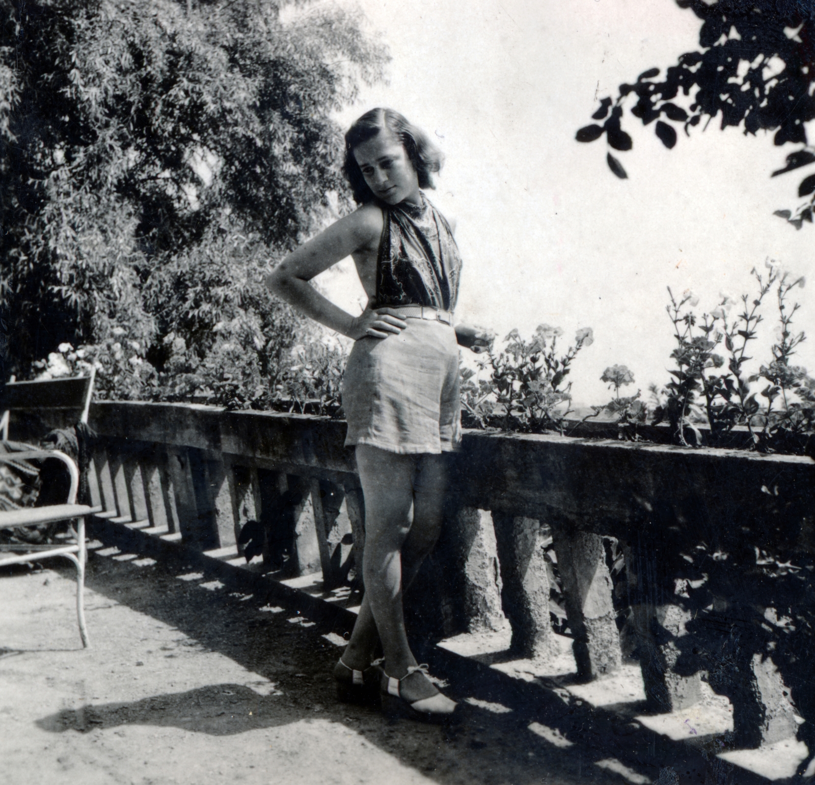 Hungary,Lake Balaton, Paloznak, Pongrácz-kastély., 1944, Boda Balázs, lady, terrace, shorts, summer, Fortepan #160708
