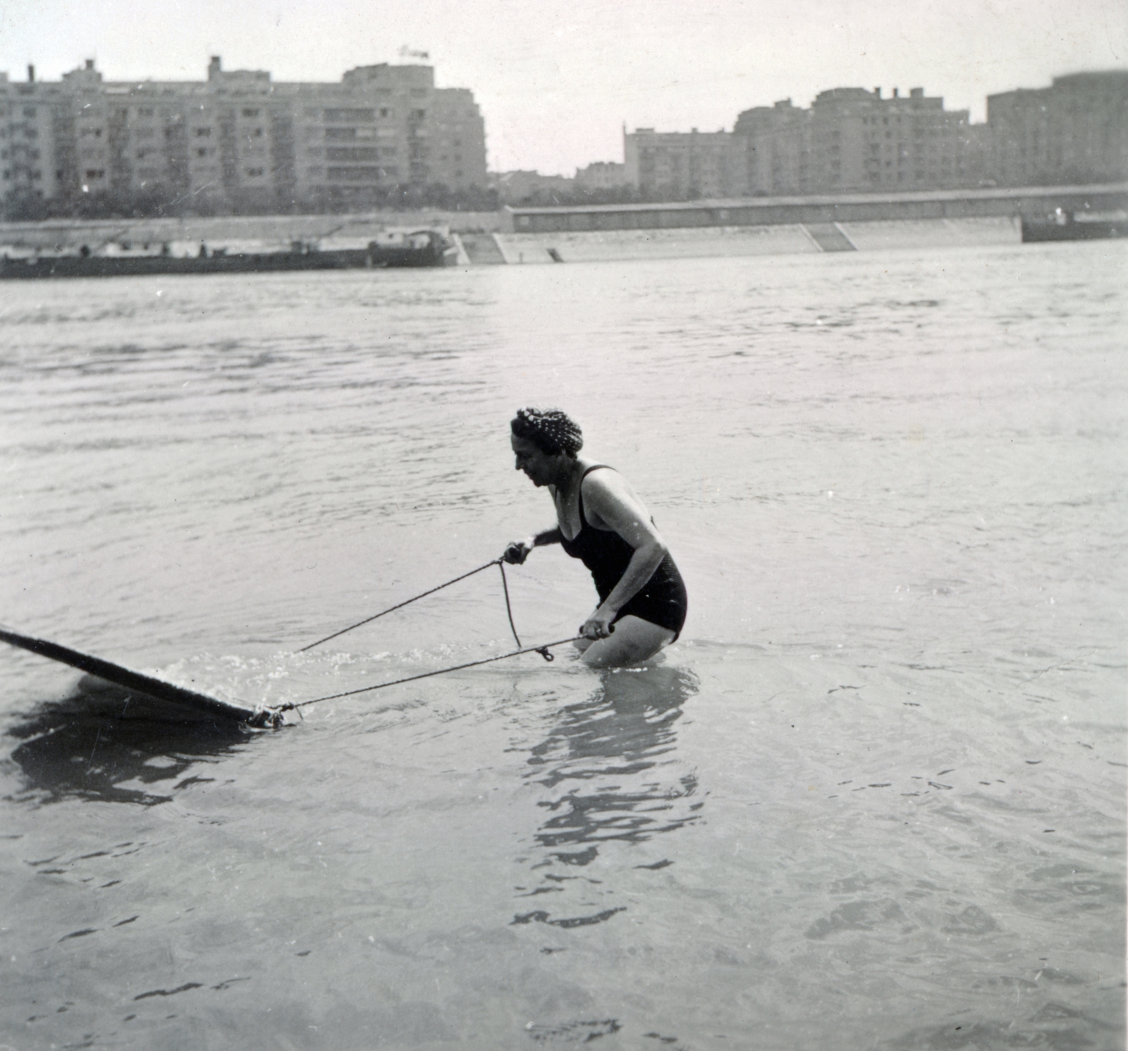 Hungary, Budapest,Budapest XIII., a Duna túlpartján a Szent István park épületei a Margitsziget felől nézve., 1944, Boda Balázs, lady, Budapest, bathing suit, blocks, river, Fortepan #160711