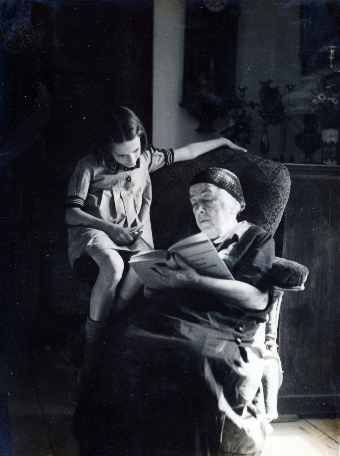 Hungary,Lake Balaton, Paloznak, Pongrácz-kastély., 1937, Boda Balázs, sitting on the armrest of a chair, reading, grandparent, Fortepan #160728