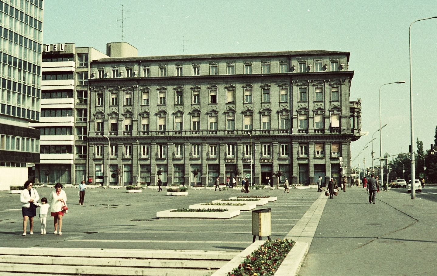 Hungary, Győr, a felvétel a Megyei Tanács (később Kormányhivatal) épülete előtt készült. Szemben a Baross Gábor (Lenin) út - Szent István (Tanácsköztársaság) út sarkán a Rába Hotel., 1976, Kiskos Vajk, colorful, Fortepan #16073