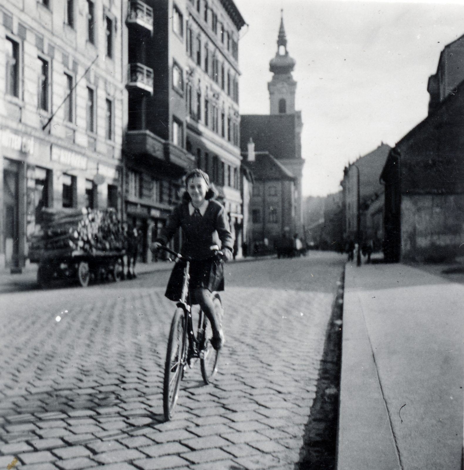 Hungary, Budapest II.,Budapest I., Fő utca, a mai Nagy Imre tér felől a Csalogány utca felé nézve. Szemben a Szent Ferenc sebei templom., 1940, Boda Balázs, Budapest, photo aspect ratio: square, girl, Fortepan #160743