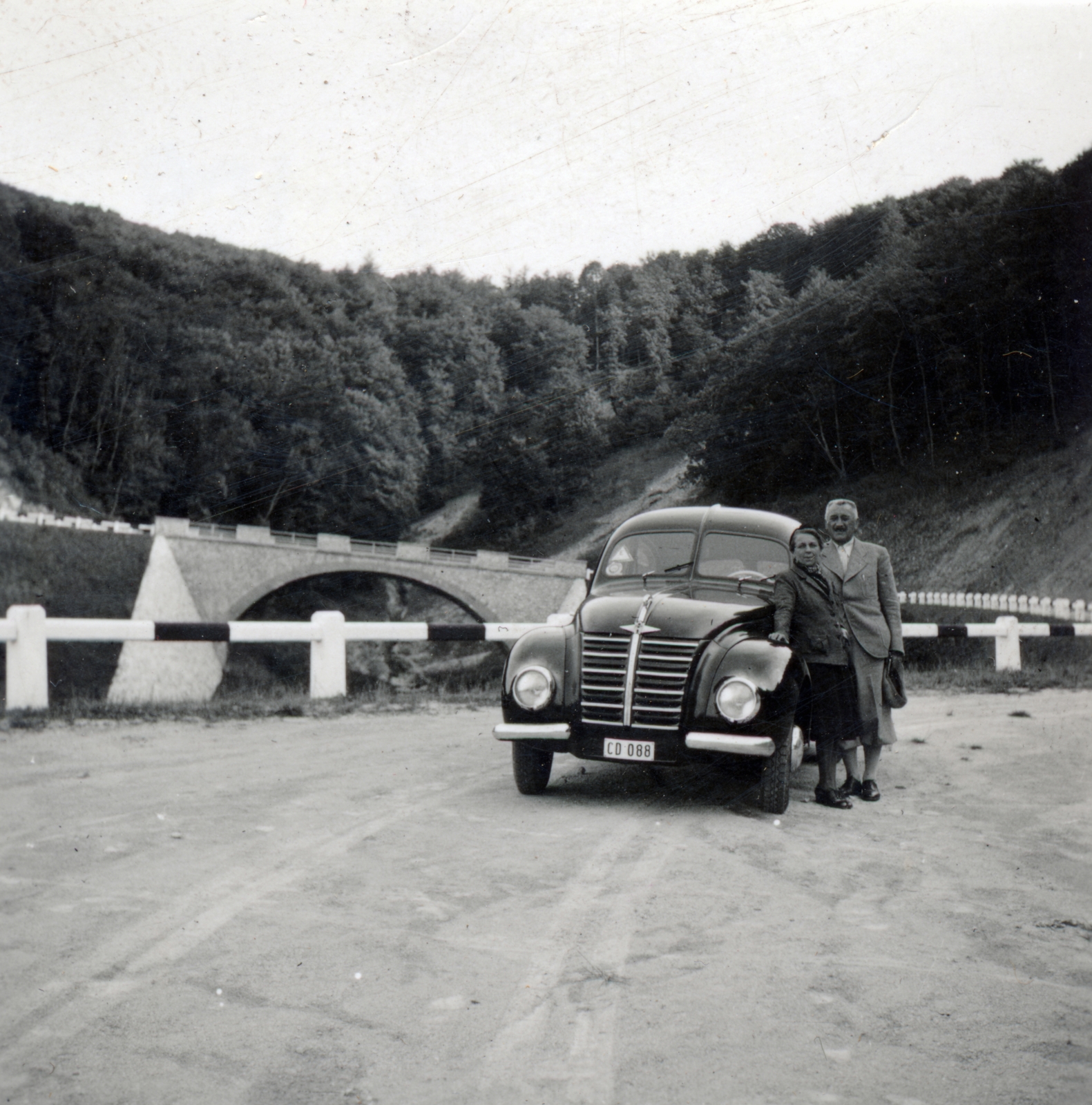 Hungary, Esztergom, Pilisszentlélek (ekkor önálló, ma a város része), völgyhíd a 1111-es (ekkor 112-es) úton., 1940, Boda Balázs, road railings, automobile, Fortepan #160744