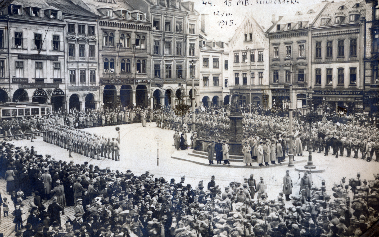 Csehország, Liberec, náměstí Dr. Edvarda Beneše (Altstädter Platz), közepén a Neptun-kút (Neptunbrunnen / Neptunova kašna) látható., 1915, Zsembery Bendegúz, tömeg, ünnepség, díszkút, Fortepan #160869