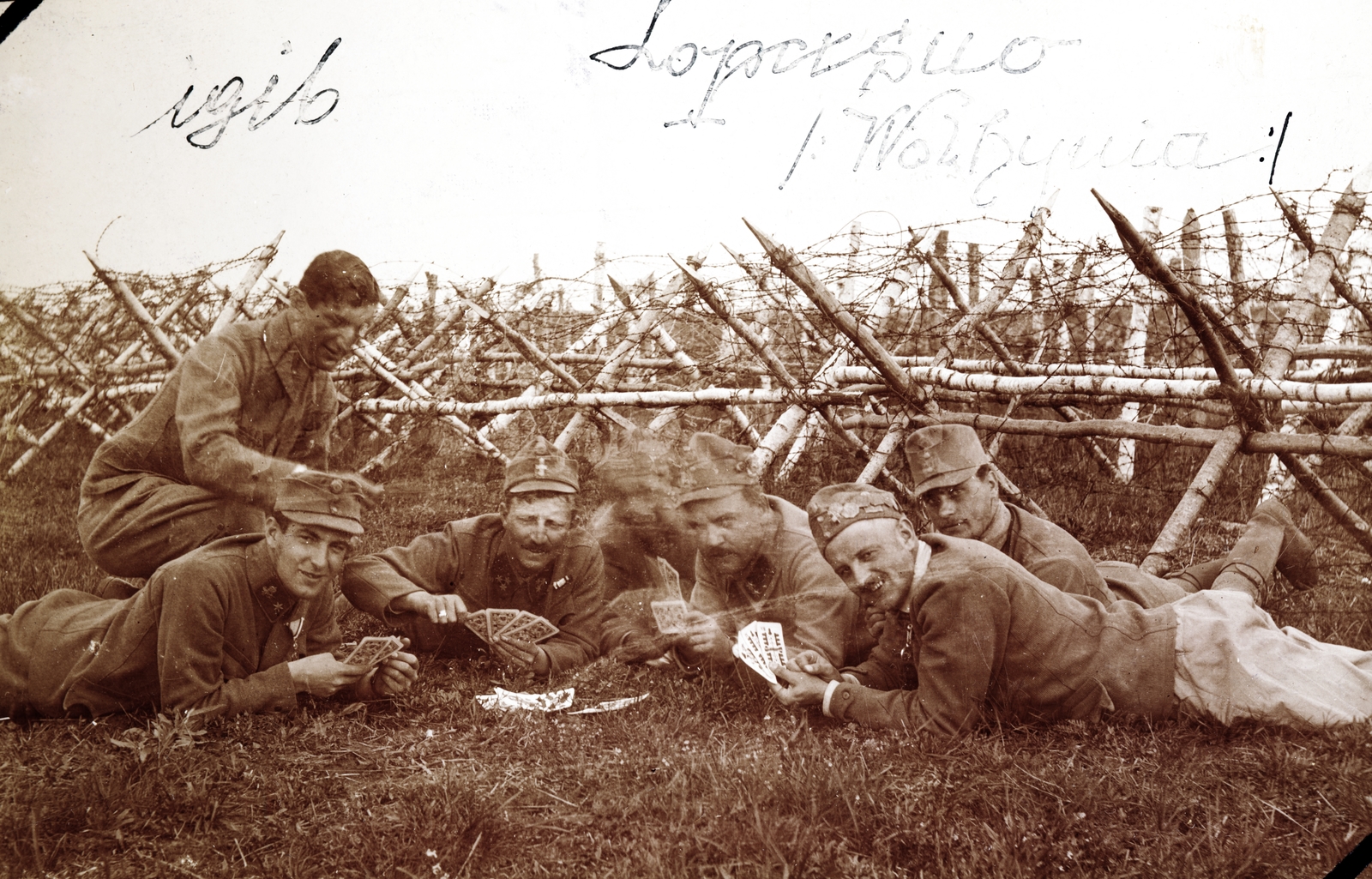 Ukraine, Leveles / Lopusnya és Volitsa közötti frontszakasz, kártyázó katonák., 1916, Zsembery Bendegúz, lying on stomach, card game, anti-tank obstacles, First World War, Fortepan #160878