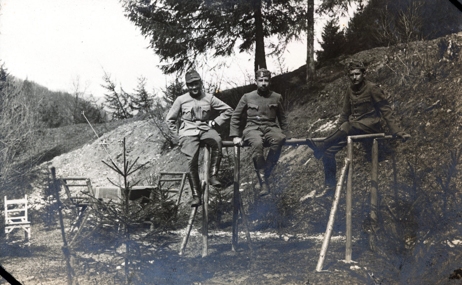 1917, Zsembery Bendegúz, three people, sitting on a handrail, military, Fortepan #160892