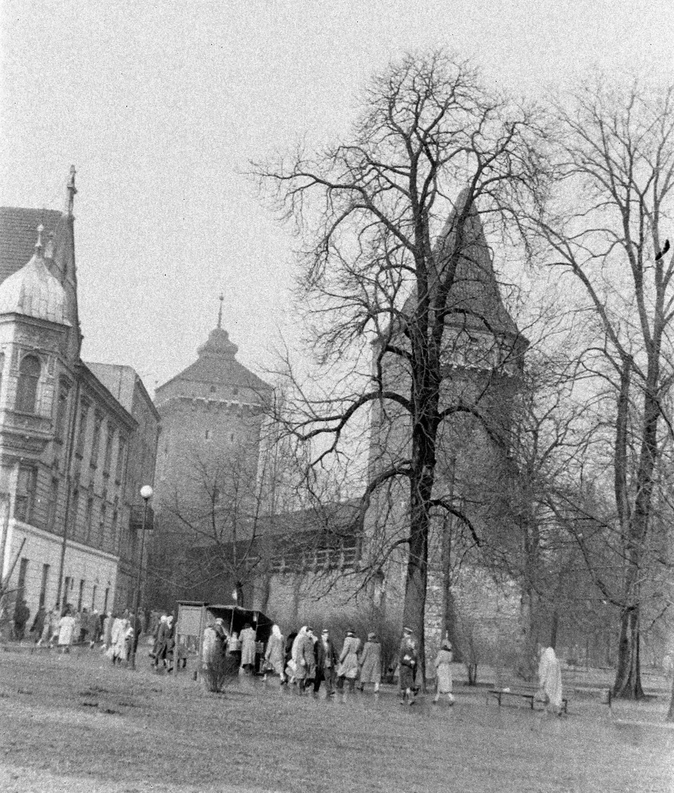 Lengyelország, Krakkó, a régi városfal megmaradt része, előtérben a Paszományverők bástyája, háttérben a Flórián kapu., 1958, Szent-tamási Mihály, utcakép, életkép, Fortepan #16091