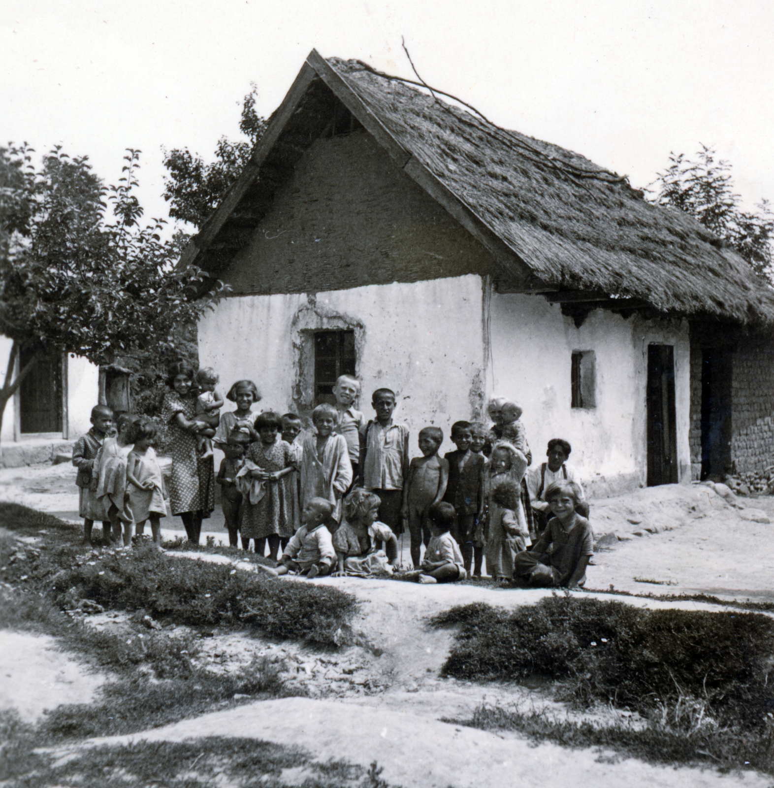 1936, Zsembery Bendegúz, clay brick, vernacular architecture, thatched roof, kids, poverty, Fortepan #160921