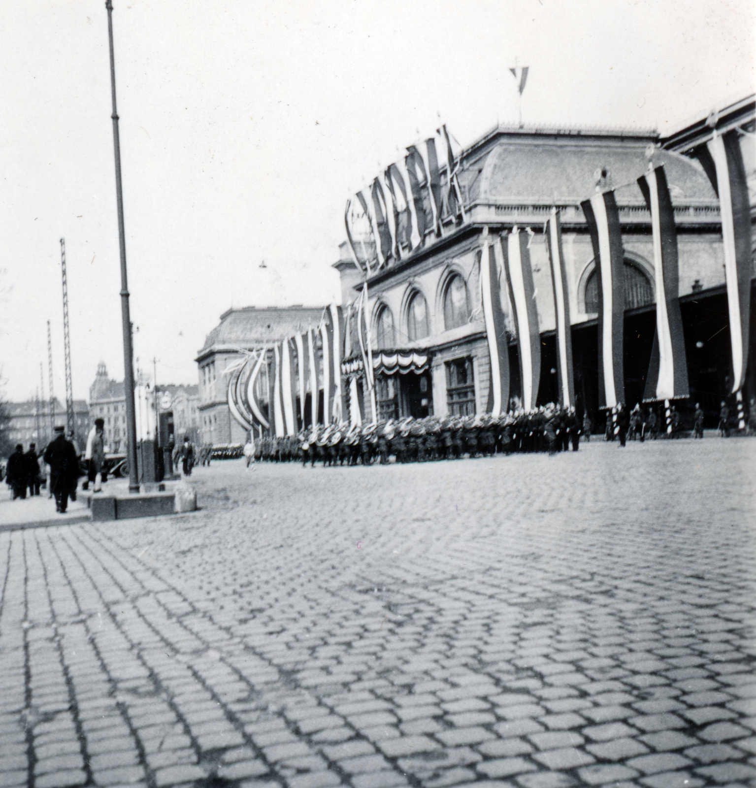 Hungary, Budapest VIII., Keleti pályaudvar, érkezési oldal. A felvétel III. Viktor Emánuel olasz király Budapestre érkezése alkalmával, 1937. május 19-én készült., 1937, Zsembery Bendegúz, Budapest, Fortepan #160926