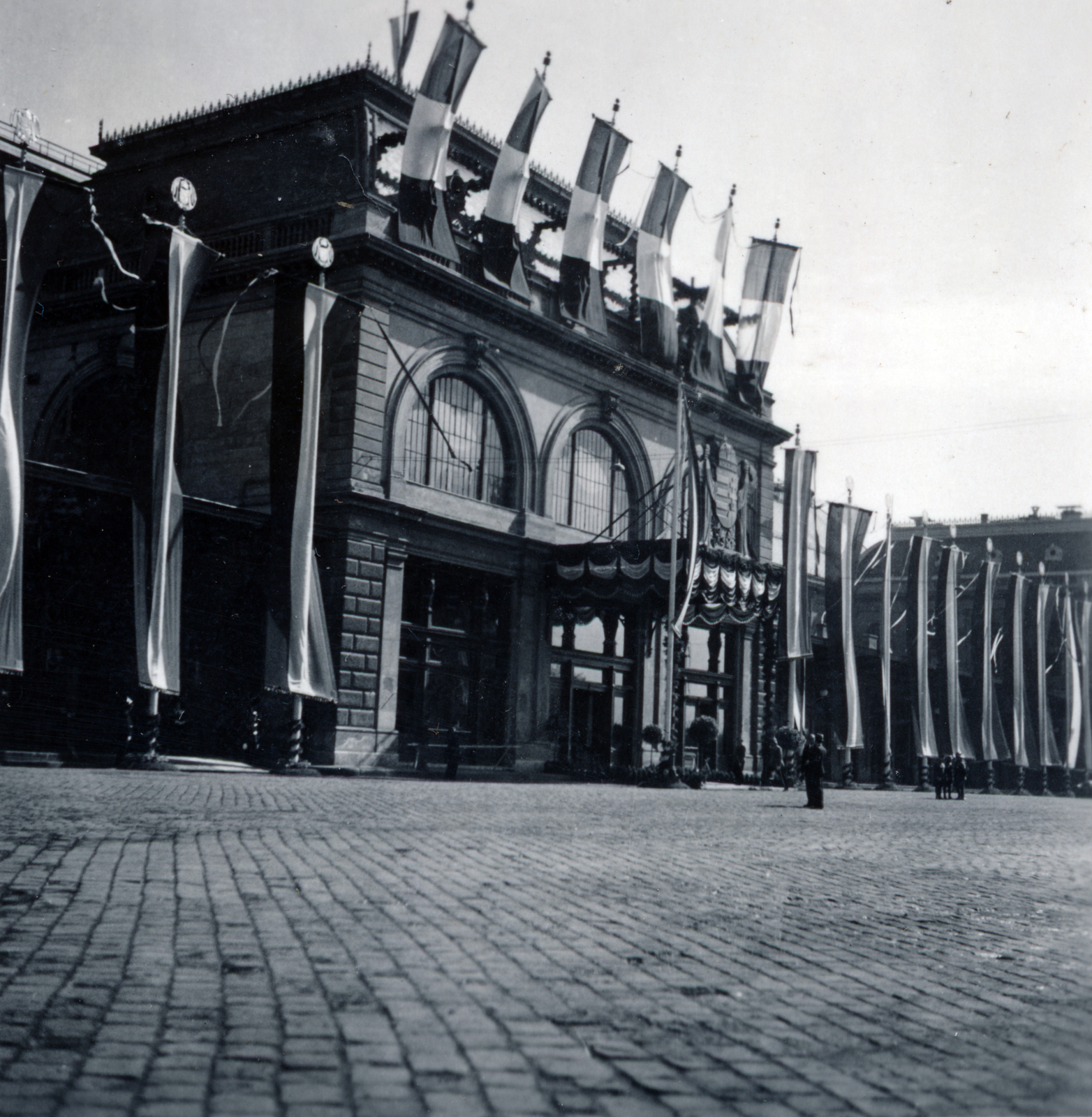 Hungary, Budapest VIII., Keleti pályaudvar, érkezési oldal. A felvétel III. Viktor Emánuel olasz király Budapestre érkezése alkalmával, 1937. május 19-én készült., 1937, Zsembery Bendegúz, Budapest, Fortepan #160927