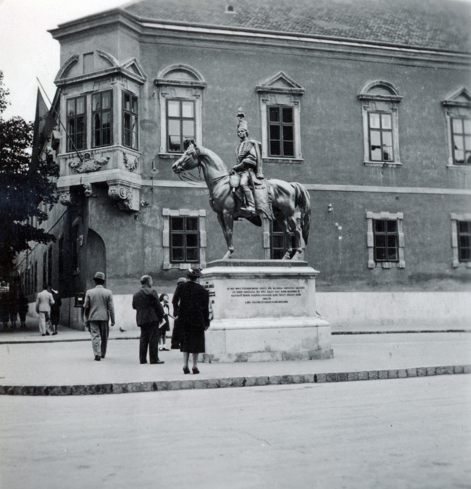 Magyarország, budai Vár, Budapest I., Úri utca a Szentháromság utcánál, Hadik András lovasszobra (ifj. Vastagh György, 1937.), a háttérben a régi budai Városháza épülete., 1937, Zsembery Bendegúz, Budapest, Fortepan #160940