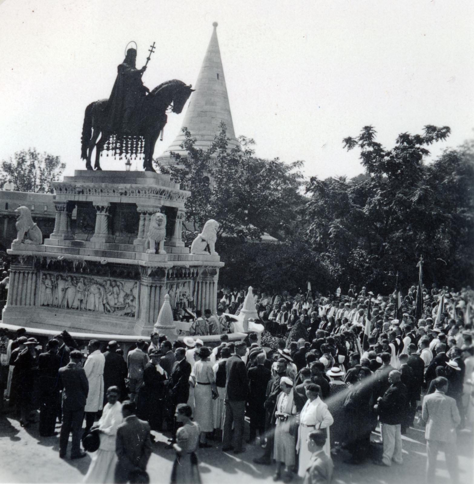 Hungary, Budapest I., Szentháromság tér, mise a Szent István szobornál, háttérben a Halászbástya., 1937, Zsembery Bendegúz, Budapest, Fortepan #160941
