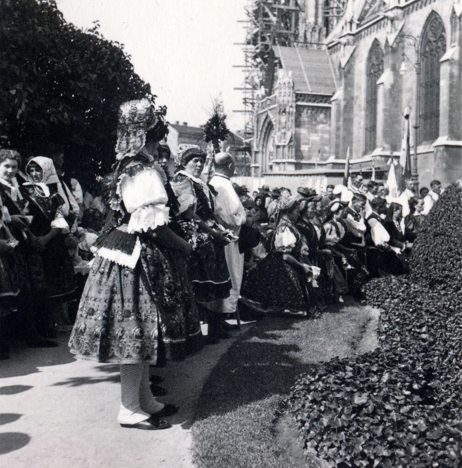 Hungary, Budapest I., Szentháromság tér, a Szent István szobornál tartott mise résztvevői, háttérben a Mátyás-templom., 1937, Zsembery Bendegúz, Budapest, Hosszúhetény folk costume, Fortepan #160943