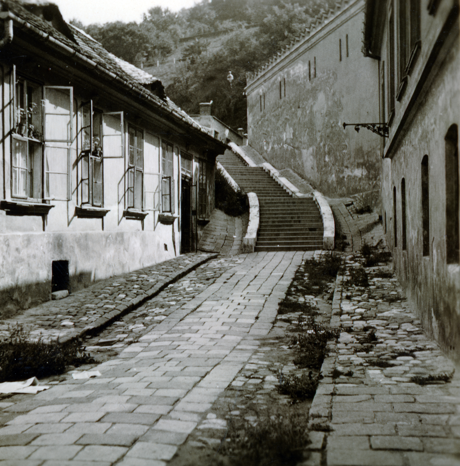 Magyarország, Tabán, Budapest I., Szem utca a Hadnagy utca felől a Horgony utca felé nézve, jobbra a Rác (Szent Imre) fürdő, háttérben a Gellért-hegy., 1937, Zsembery Bendegúz, Budapest, Fortepan #160944