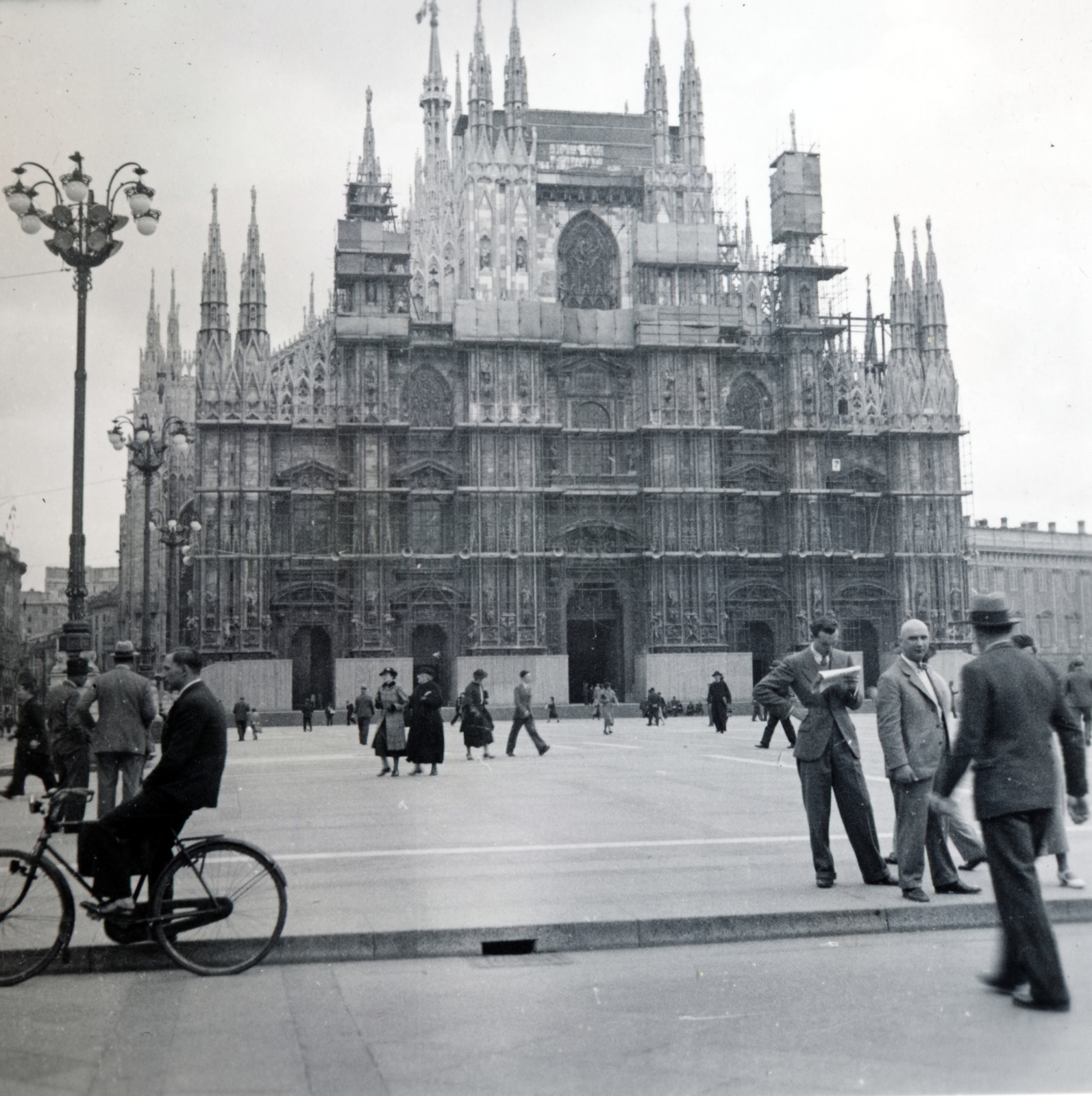 Italy, Milan, Dóm tér (Piazza del Duomo), a Dóm főhomlokzata., 1936, Zsembery Bendegúz, bicycle, Fortepan #160955