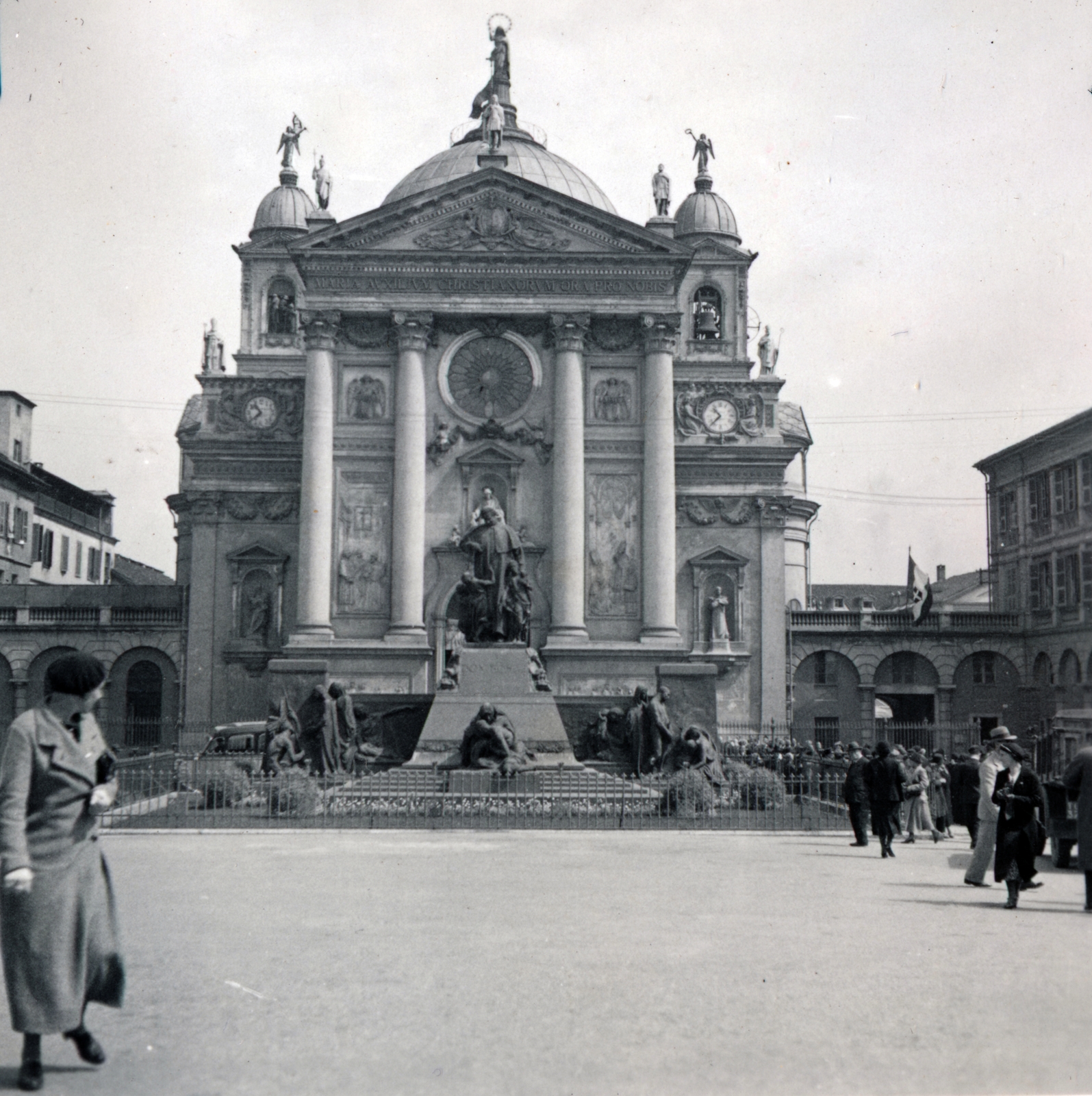 Italy, Turin, Piazza Maria Ausiliatrice, Segítő Szűz Mária-bazilika (Basilica santuario di Maria Ausiliatrice), előtte Bosco Szent János (Giovanni Bosco / Don Bosco) emlékműve., 1936, Zsembery Bendegúz, Fortepan #160978