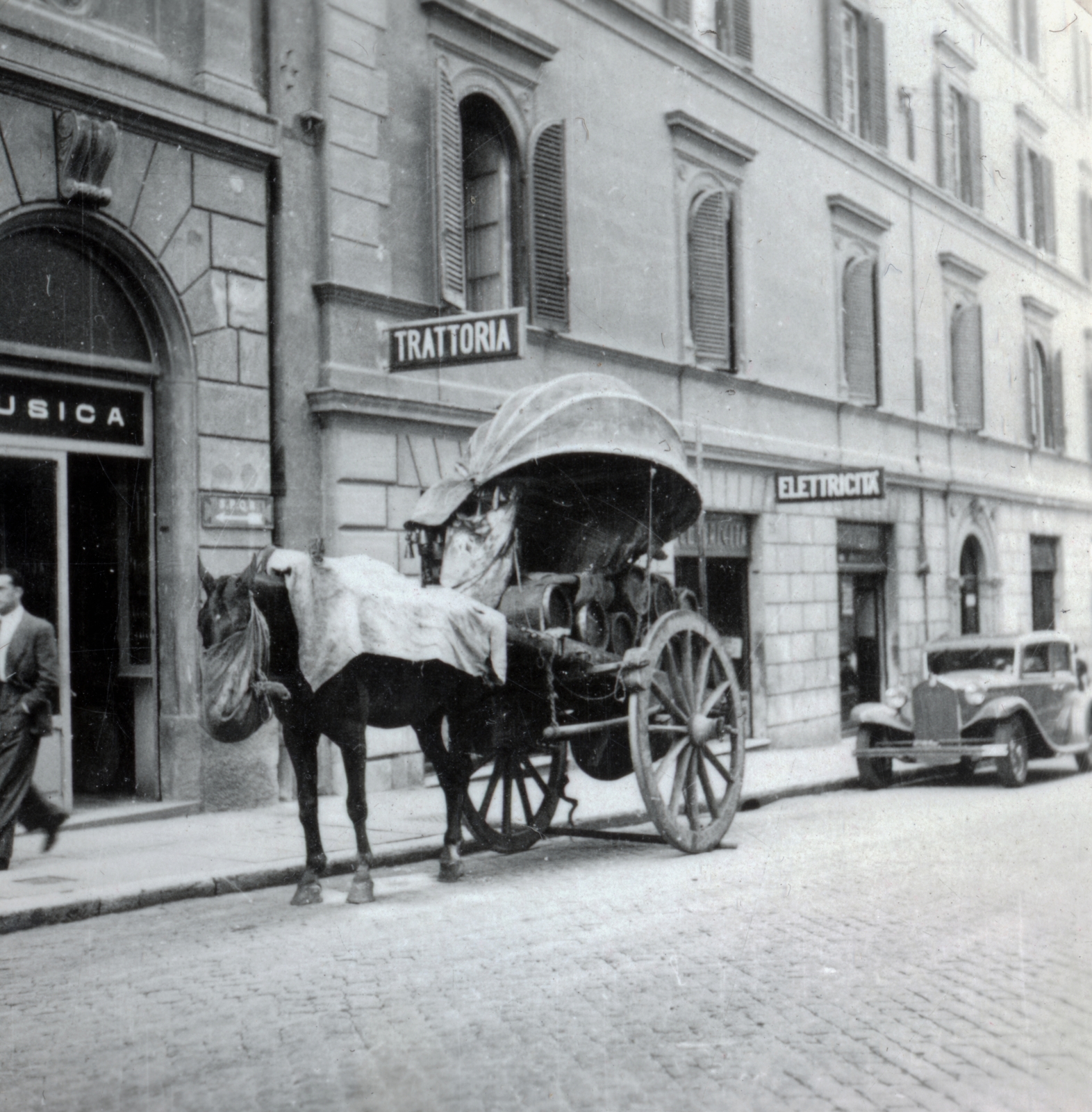 Olaszország, Róma, 1936, Zsembery Bendegúz, olasz felirat, kordé, abrakostarisznya, lópokróc, fogat, Fortepan #160984