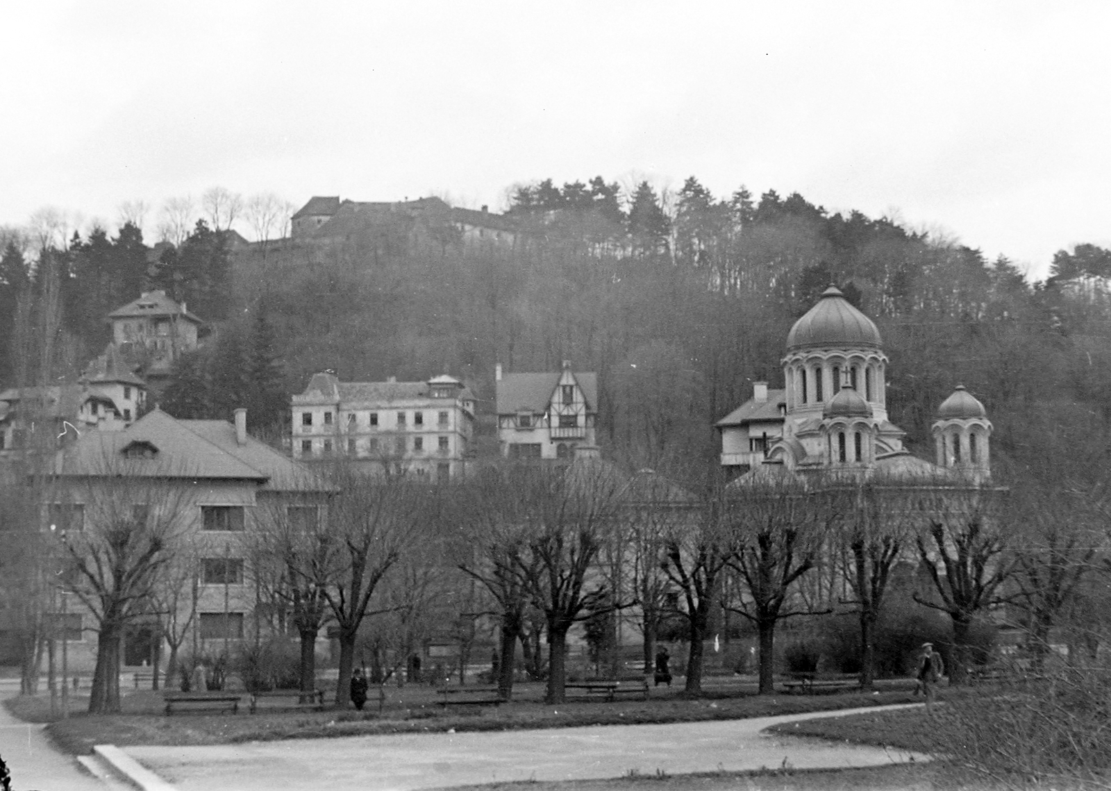 Románia,Erdély, Brassó, (ekkor Orașul Stalin / Sztálinváros), Sétatér (Parcul Nicolae Titulescu), jobbra a Gyümölcsoltó Boldogasszony ortodox templom, a háttérben a Fellegvár., 1958, Szent-tamási Mihály, látkép, Fortepan #16099