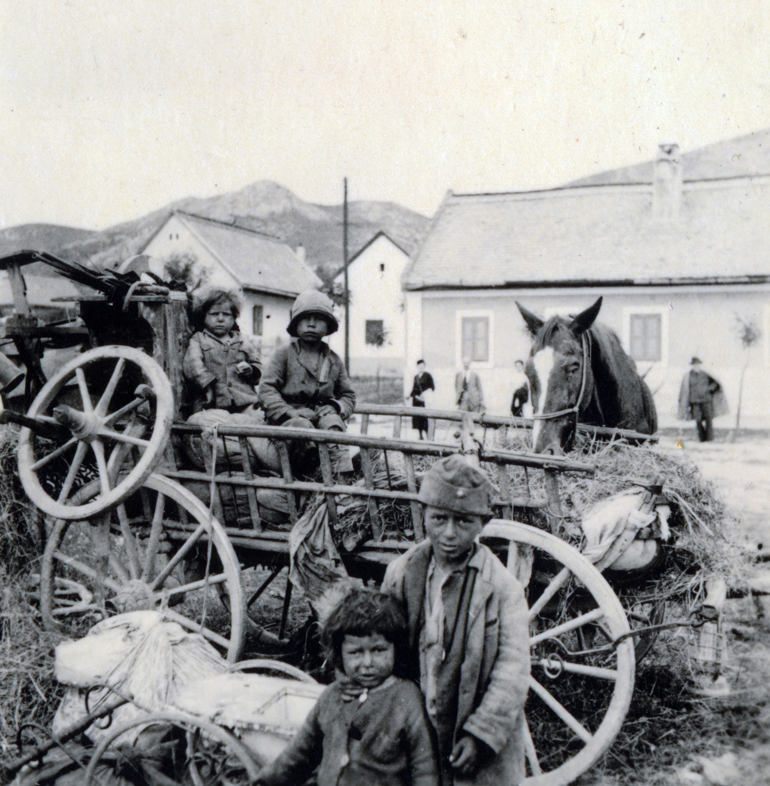 Hungary, Budaörs, Szabadság út (József főherceg utca) a Kötő utca közelében., 1936, Zsembery Bendegúz, chariot, kids, Fortepan #160990
