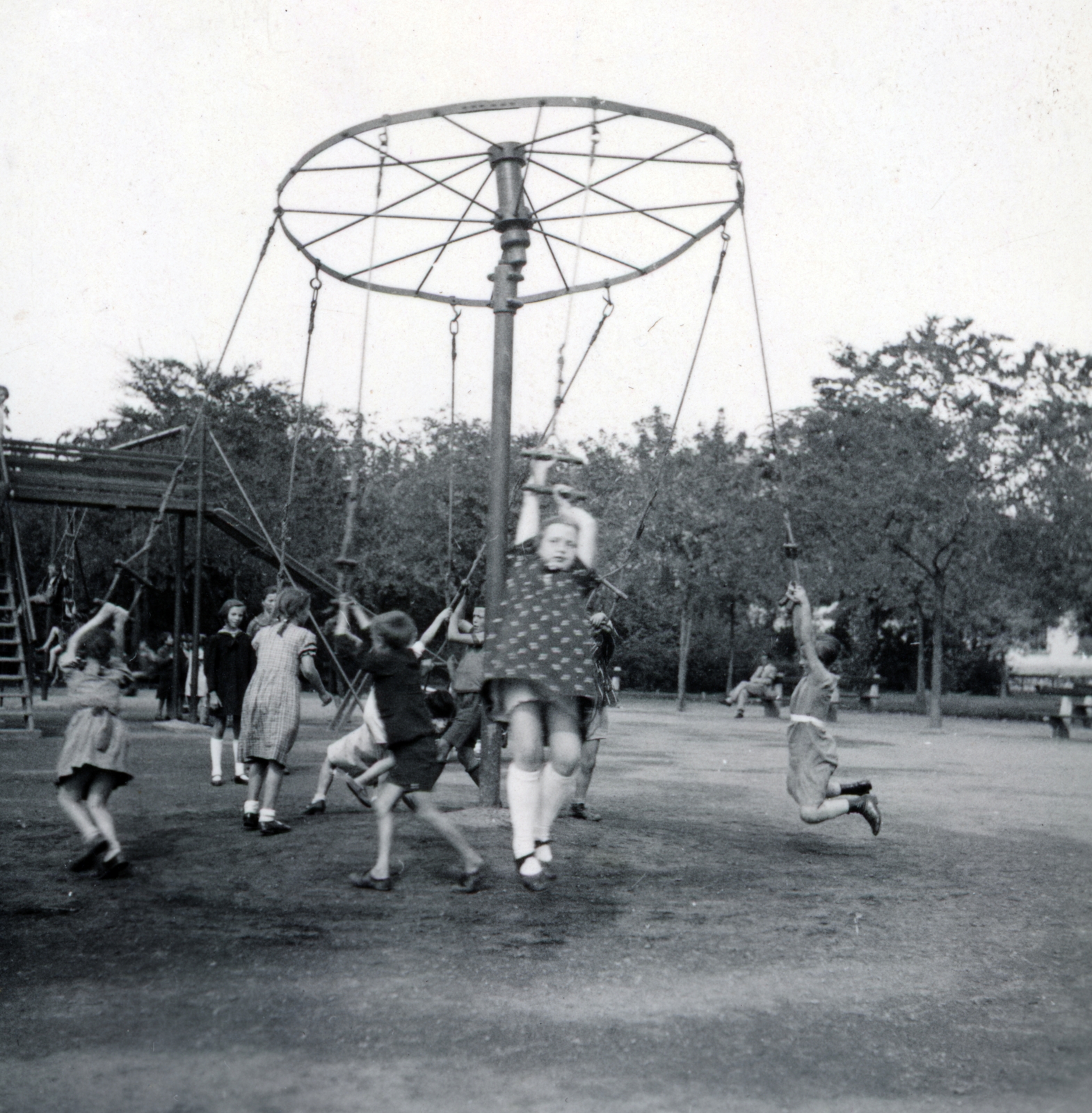 Hungary, Budapest VIII., II. János Pál pápa (Tisza Kálmán) tér, játszótér., 1937, Zsembery Bendegúz, playground, carousel, Budapest, Fortepan #160997