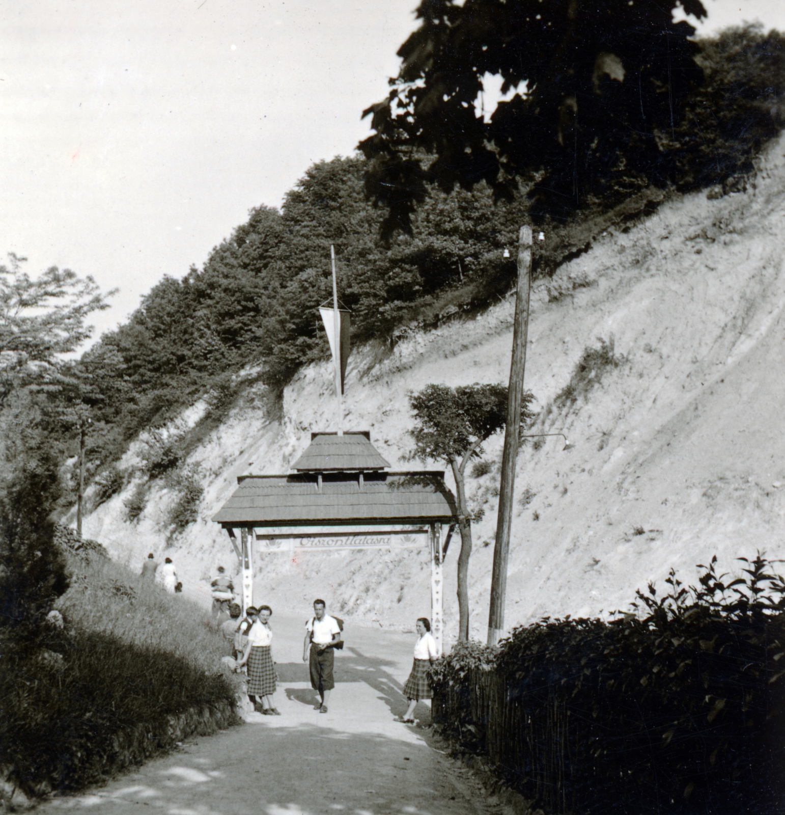 Magyarország, Budapest XII., Edvi Illés út, az Ördögorom csárda kapuja., 1940, Zsembery Bendegúz, Budapest, fedeles kapu, Fortepan #161021