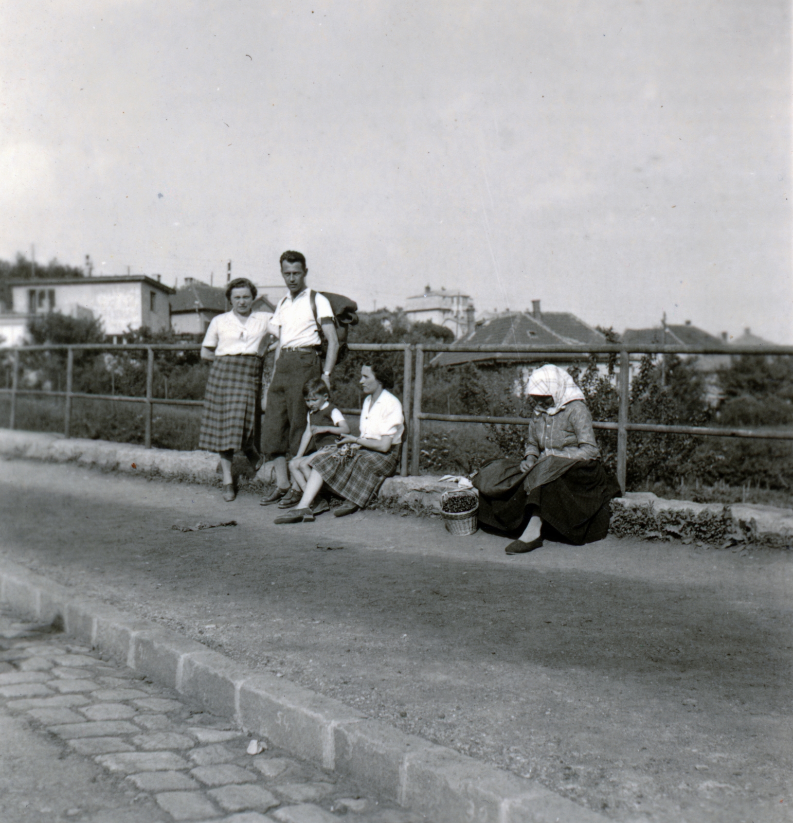 Magyarország, Budapest XI., Törökbálinti út, Eper utcai buszmegálló Farkasrét irányába., 1940, Zsembery Bendegúz, Budapest, Fortepan #161022