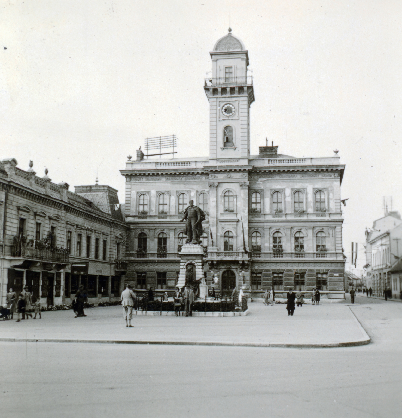 Szlovákia, Komárom, Klapka György tér, a Városháza előtt Klapka György szobra (Rónai József, 1896.)., 1940, Zsembery Bendegúz, Fortepan #161023
