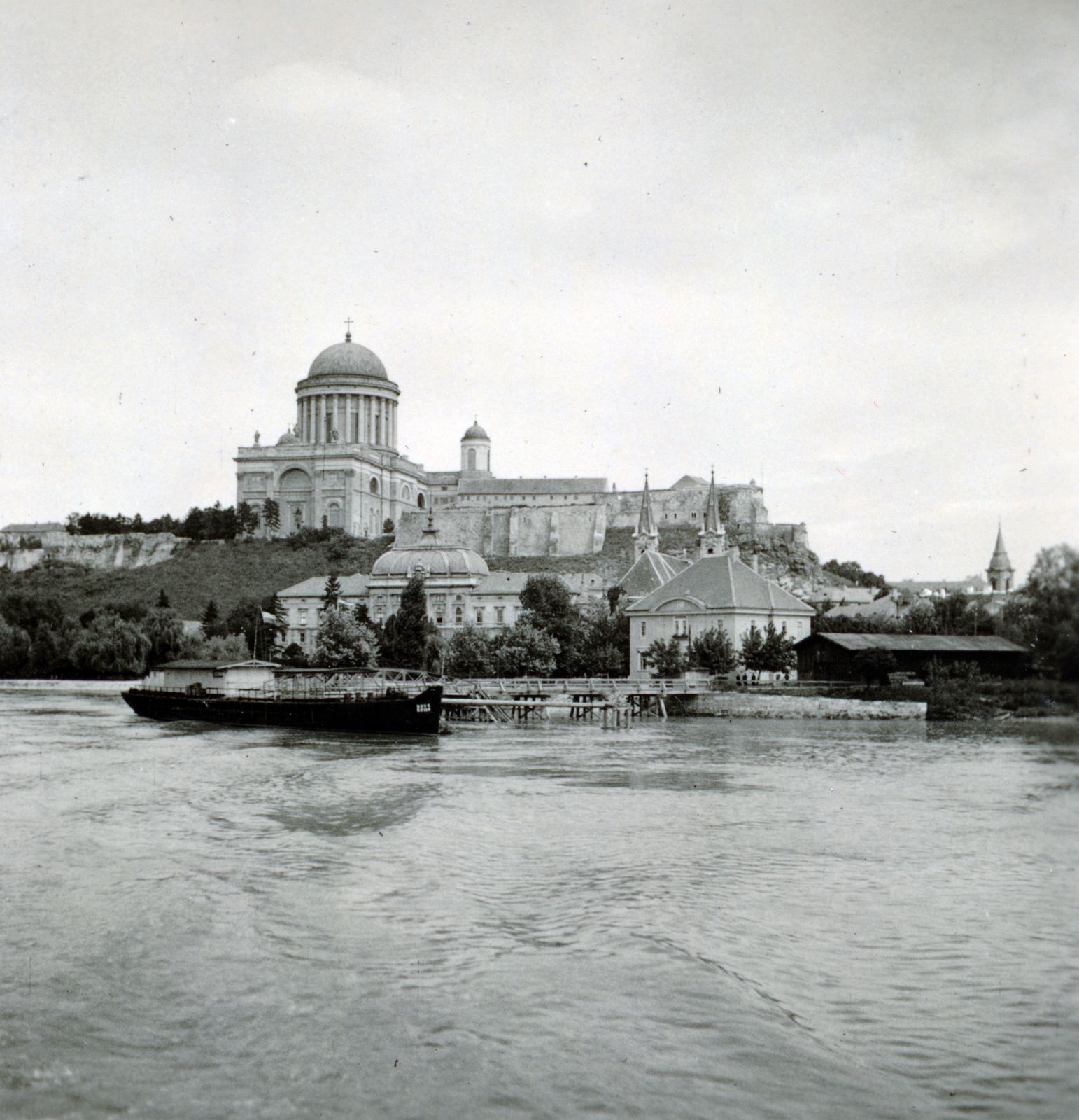 Magyarország, Esztergom, a Bazilika és az Érseki palota látképe a Dunáról., 1940, Zsembery Bendegúz, Fortepan #161024