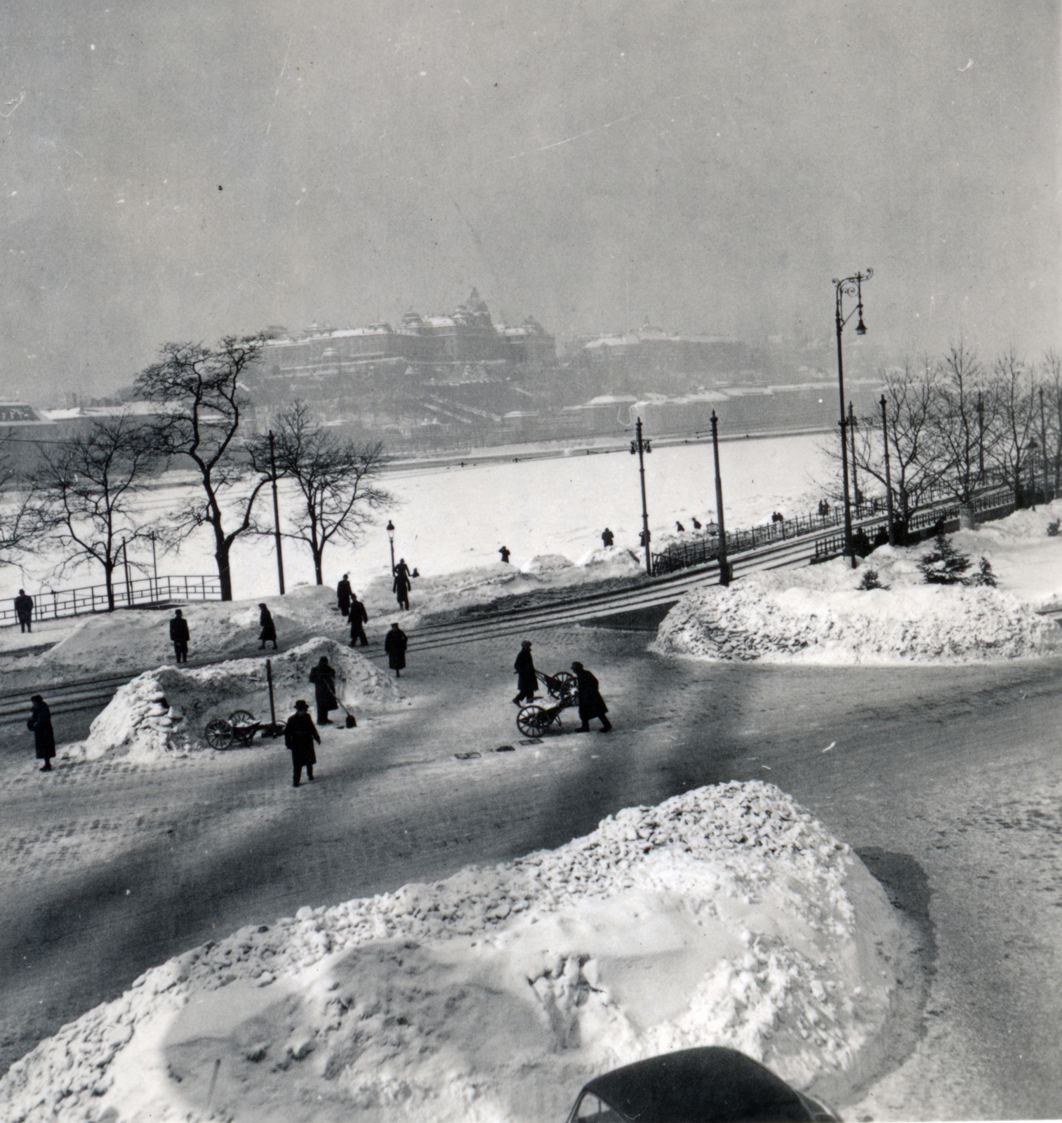 Magyarország, Budapest V.,Budapest I., az Erzsébet híd pesti hídfőjéről a Királyi Palota (később Budavári Palota) felé nézve., 1940, Zsembery Bendegúz, Budapest, Fortepan #161027