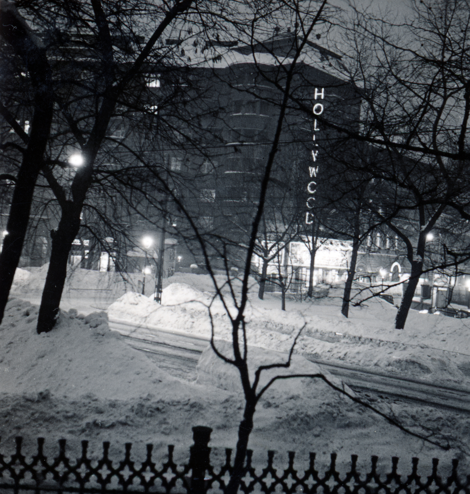 Magyarország, Budapest VII., Bethlen Gábor tér, szemben a tér 3. számú épülete a Hollywood filmszínházzal (később Bethlen Téri Színház) az István utca sarkán., 1940, Zsembery Bendegúz, Budapest, Fortepan #161028