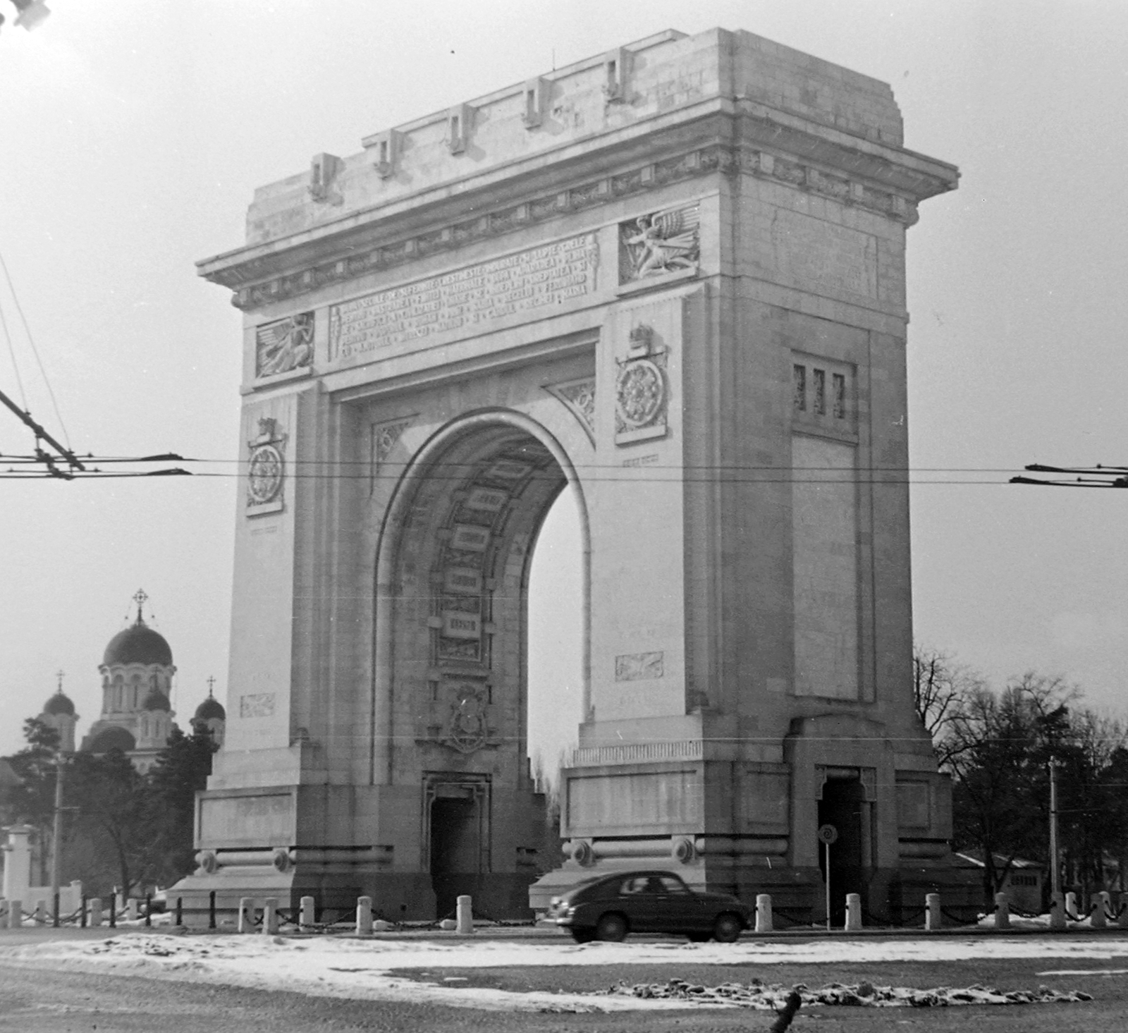 Románia, Bukarest, Diadalív (Arcul de Triumf), háttérben a Manastirea Casin (Mânăstirea Caşin) ortodox templom., 1958, Szent-tamási Mihály, diadalív, pravoszláv templom, Petre Antonescu-terv, Fortepan #16105