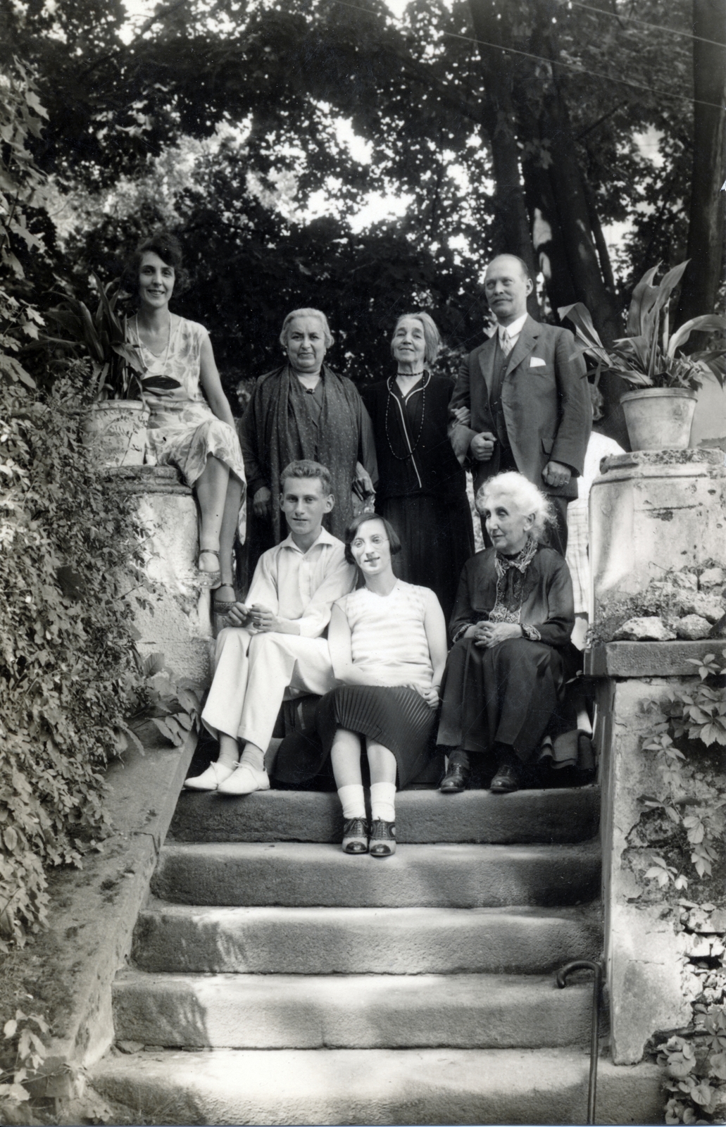 Magyarország, Budapest XII., Zugliget, Remete út 18., Dr. Révész Margit Gyermekszanatórium., 1931, Nagy Krisztina - Nagy Boldizsár, Budapest, család, generációk, lépcsőn ülni, Fortepan #161051