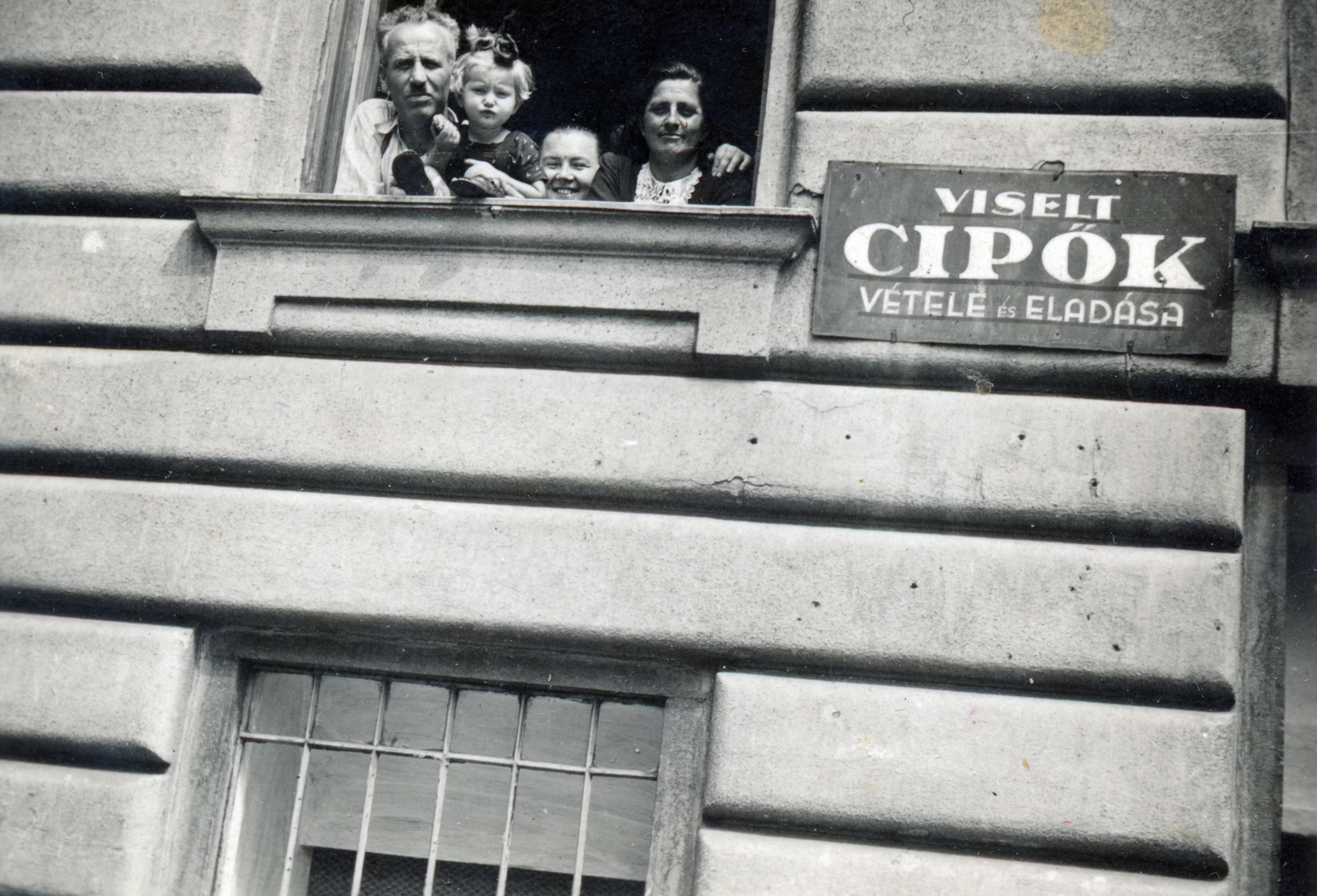 1937, Gyulavári Andrea, window, ad, shoe, family, slanted, Fortepan #161075