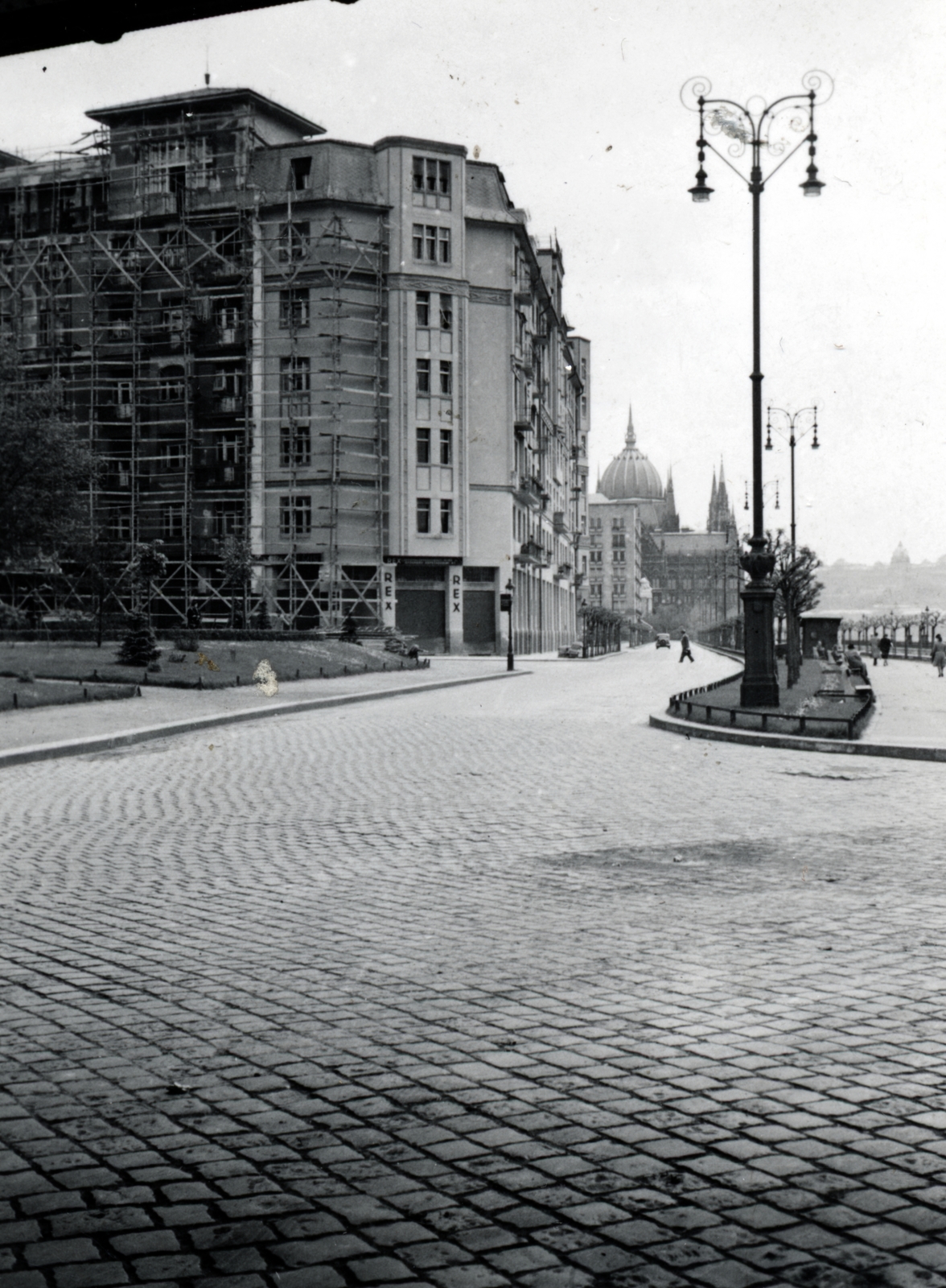 Hungary, Budapest V., a Jászai Mari (Rudolf trónörökös) tér és a Széchenyi rakpart a Margit híd alól nézve, háttérben a Parlament., 1941, Elbert Márta, wharf, Budapest, square, Fortepan #161102