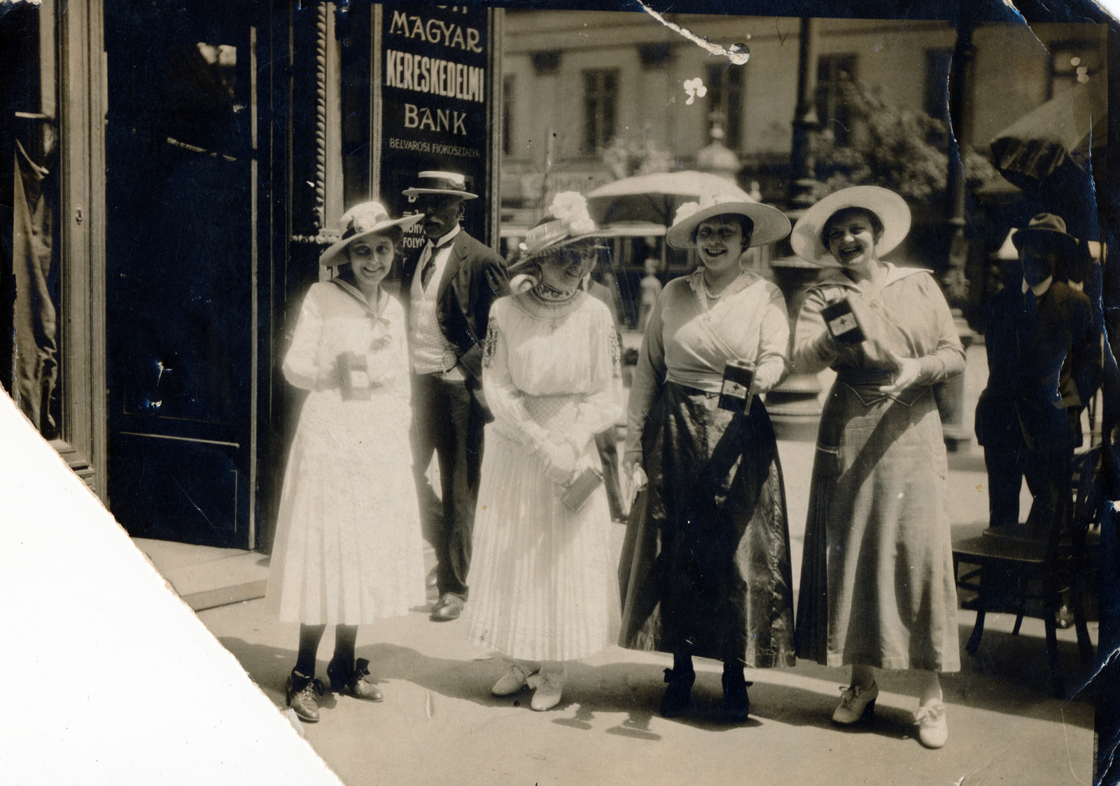 Hungary, Budapest V., Kossuth Lajos utca 22., a Károly körút (IV. Károly király út) sarkán, a Magyar Kereskedelmi Bank Belvárosi Fiókosztálya előtt állnak az adománygyűjtő hölgyek., 1917, Szarka Zsuzsa, Budapest, height chart, philantrophy, Fortepan #161125