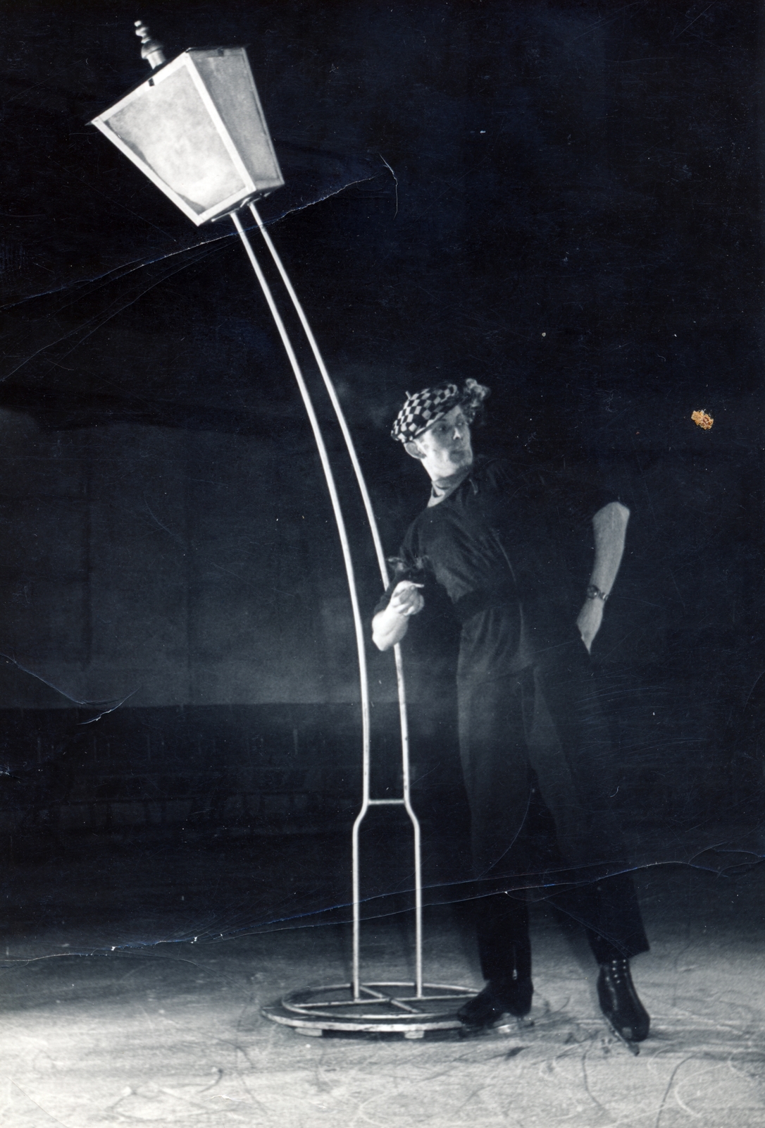 1941, Szarka Zsuzsa, dance, cap, lamp post, Fortepan #161126
