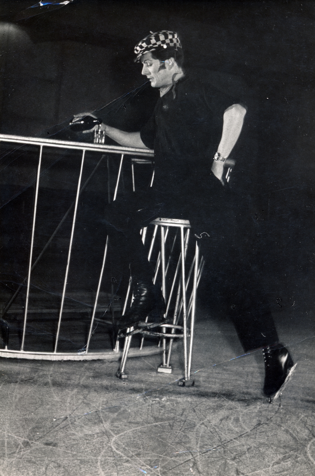 1941, Szarka Zsuzsa, dance, cap, bar stool, skating, Fortepan #161128