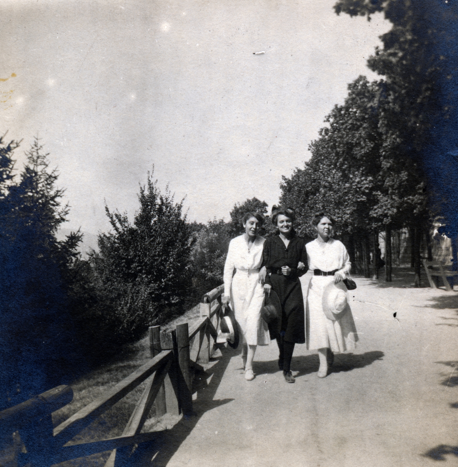 1921, Szarka Zsuzsa, women, alley, railing, pavement, walk, hat in hand, Fortepan #161145