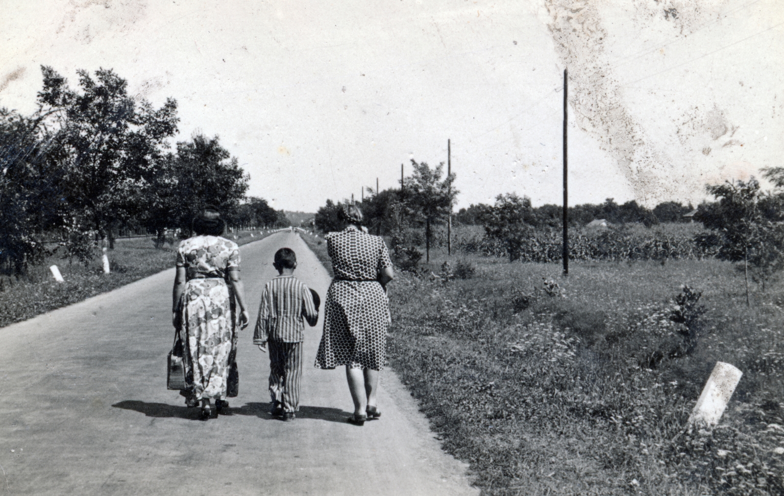 Magyarország, Balatonfenyves, a 7-es főút Fonyód felé nézve., 1957, Csizmadia László, nők, nyári ruha, háttal, hárman, pizsama, Fortepan #161174