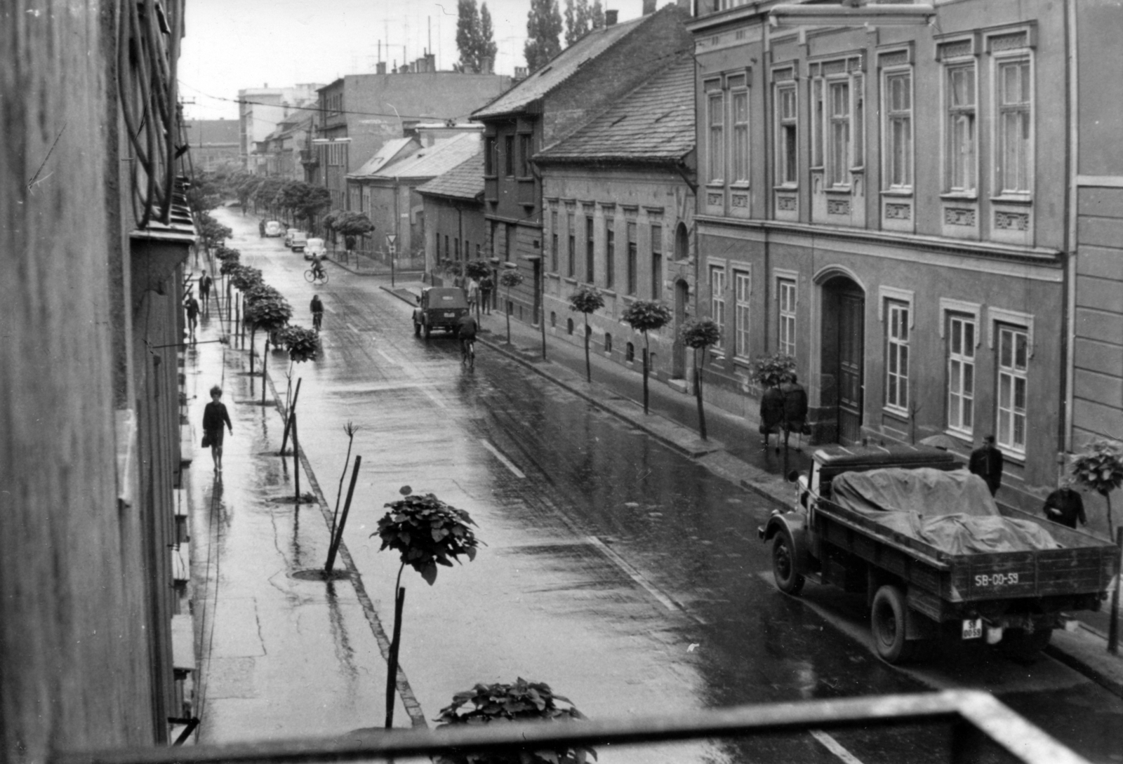 Hungary, Győr, a felvétel az Árpád út 22-es számú ház erkélyéről készült a Jókai utca kereszteződése felé., 1968, Földvári Mihály, Volkswagen Beetle, Fortepan #161206
