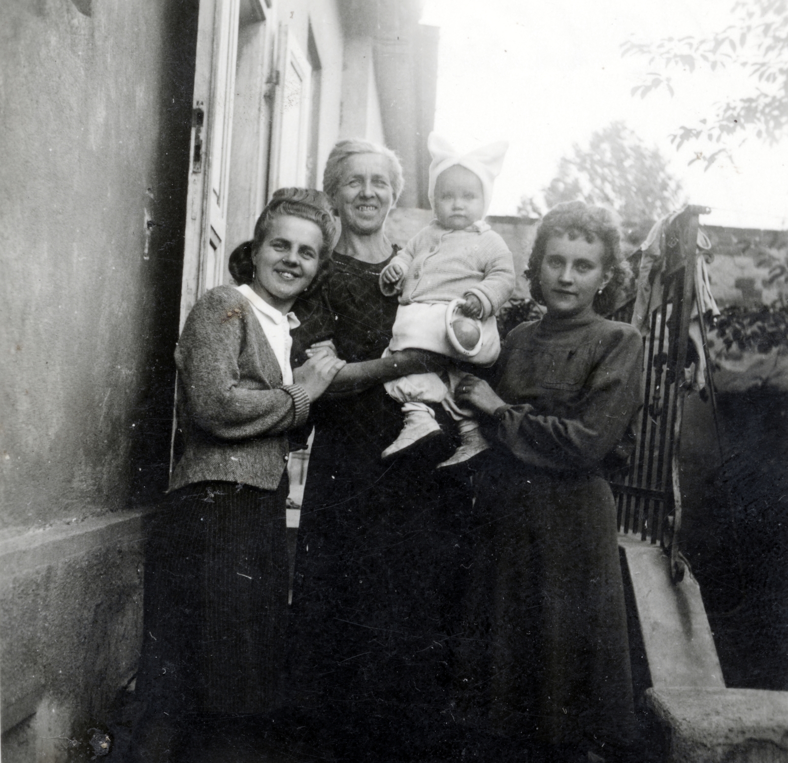 1943, Földvári Mihály, család, csörgő, képarány: négyzetes, Fortepan #161215