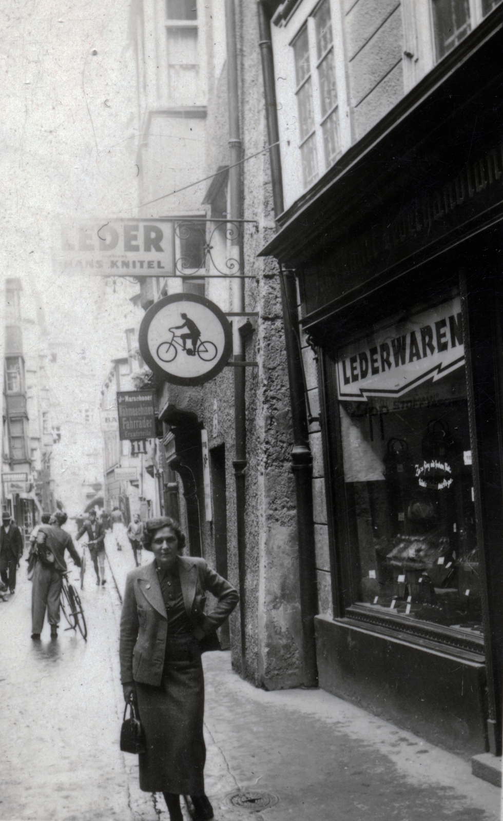Austria, Innsbruck, Riesengasse., 1934, Szalai Veronika, Show window, bicycle, leather goods, Fortepan #161271