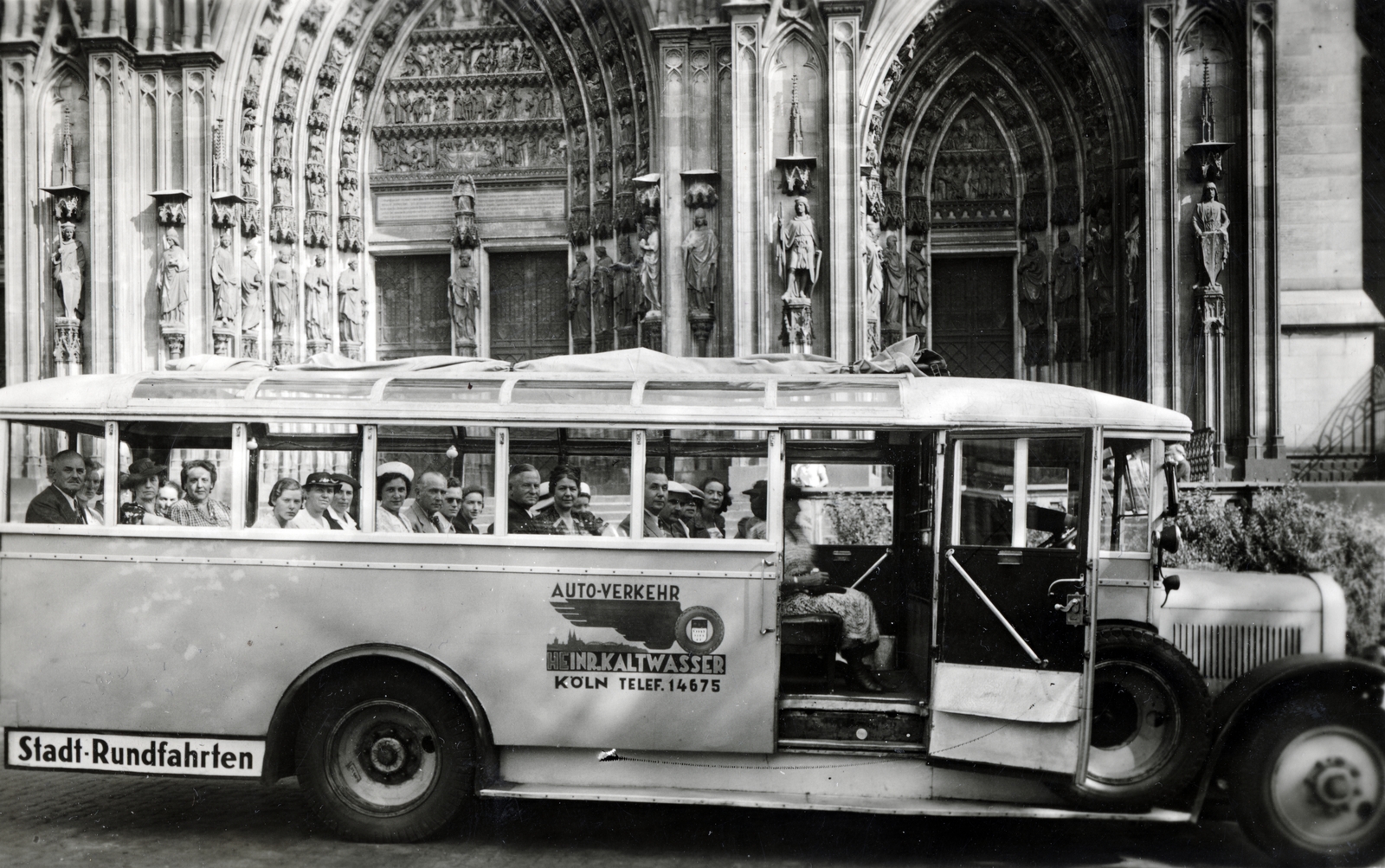 Germany, Köln, városnéző autóbusz a Dóm déli kapuja előtt., 1939, Szalai Veronika, bus, sightseeing, Fortepan #161280