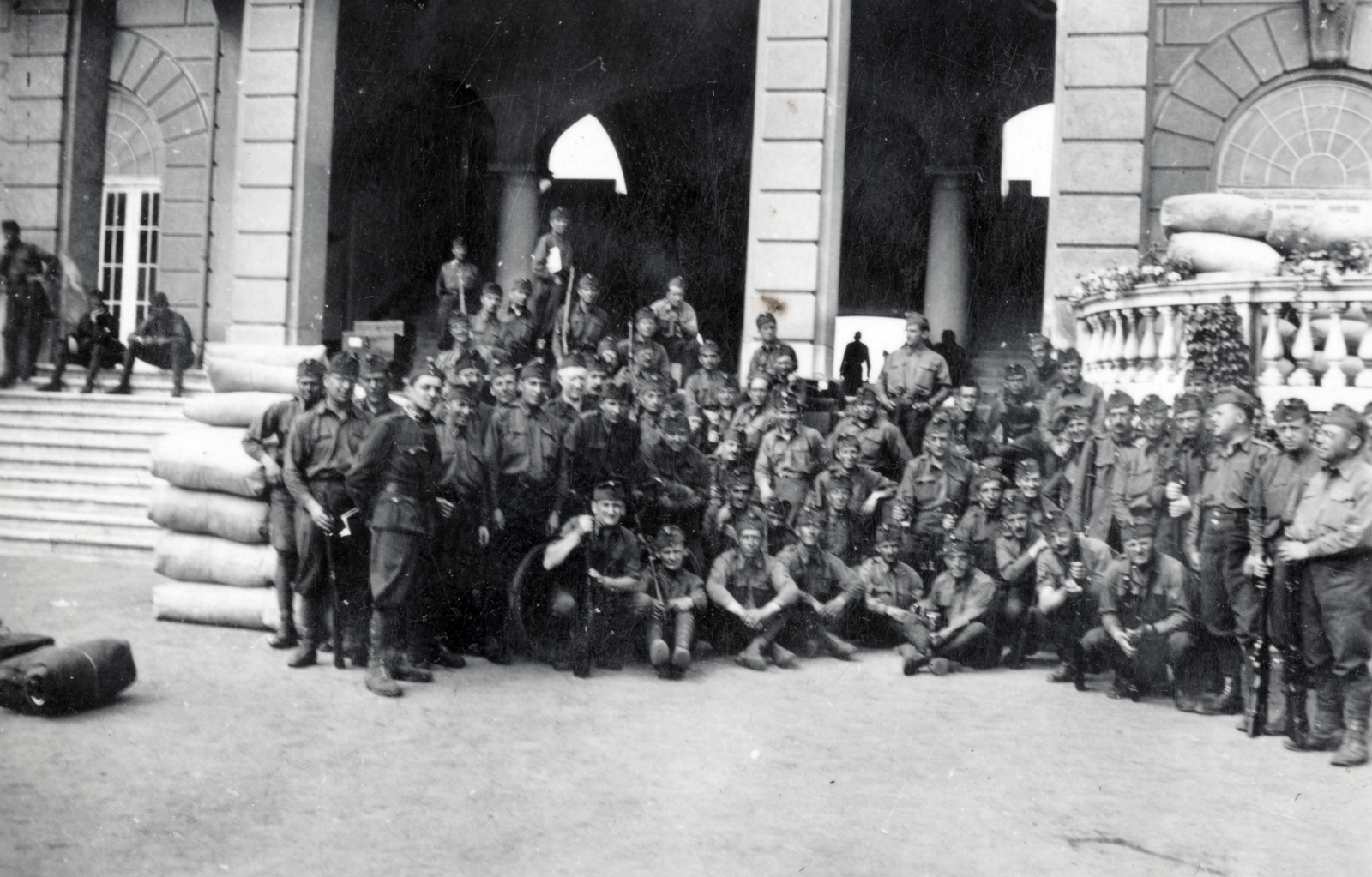 Hungary, Budapest X., Albertirsai út, Lóversenypálya (később Kincsem Park), az I. helyi tribün főbejárata előtt., 1944, Márk Iván, Budapest, soldier, tableau, Fortepan #161305