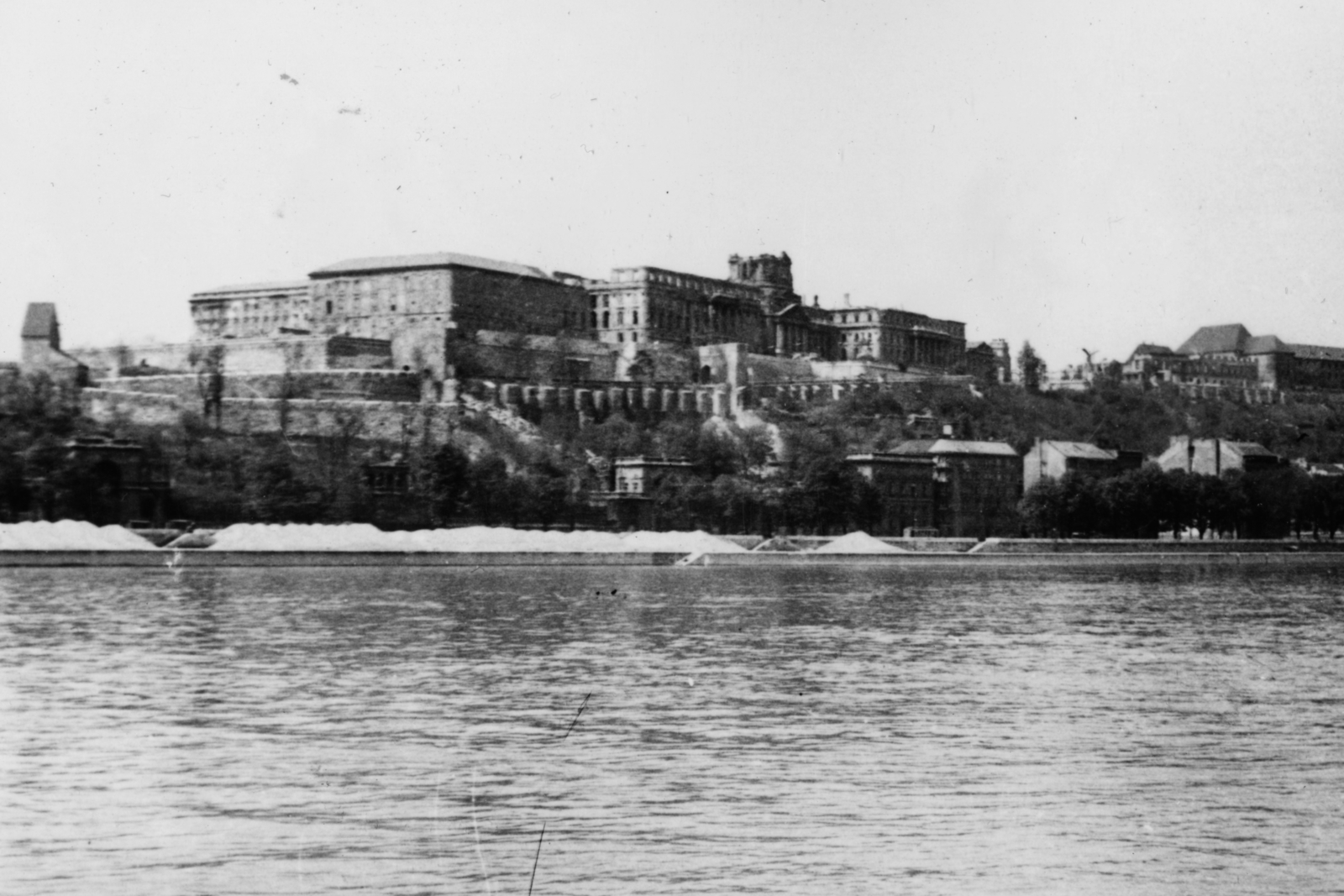 Magyarország, Budapest I., a Királyi Palota (később Budavári Palota) a Dunáról nézve., 1952, Márk Iván, Budapest, látkép, palota, folyó, Fortepan #161314