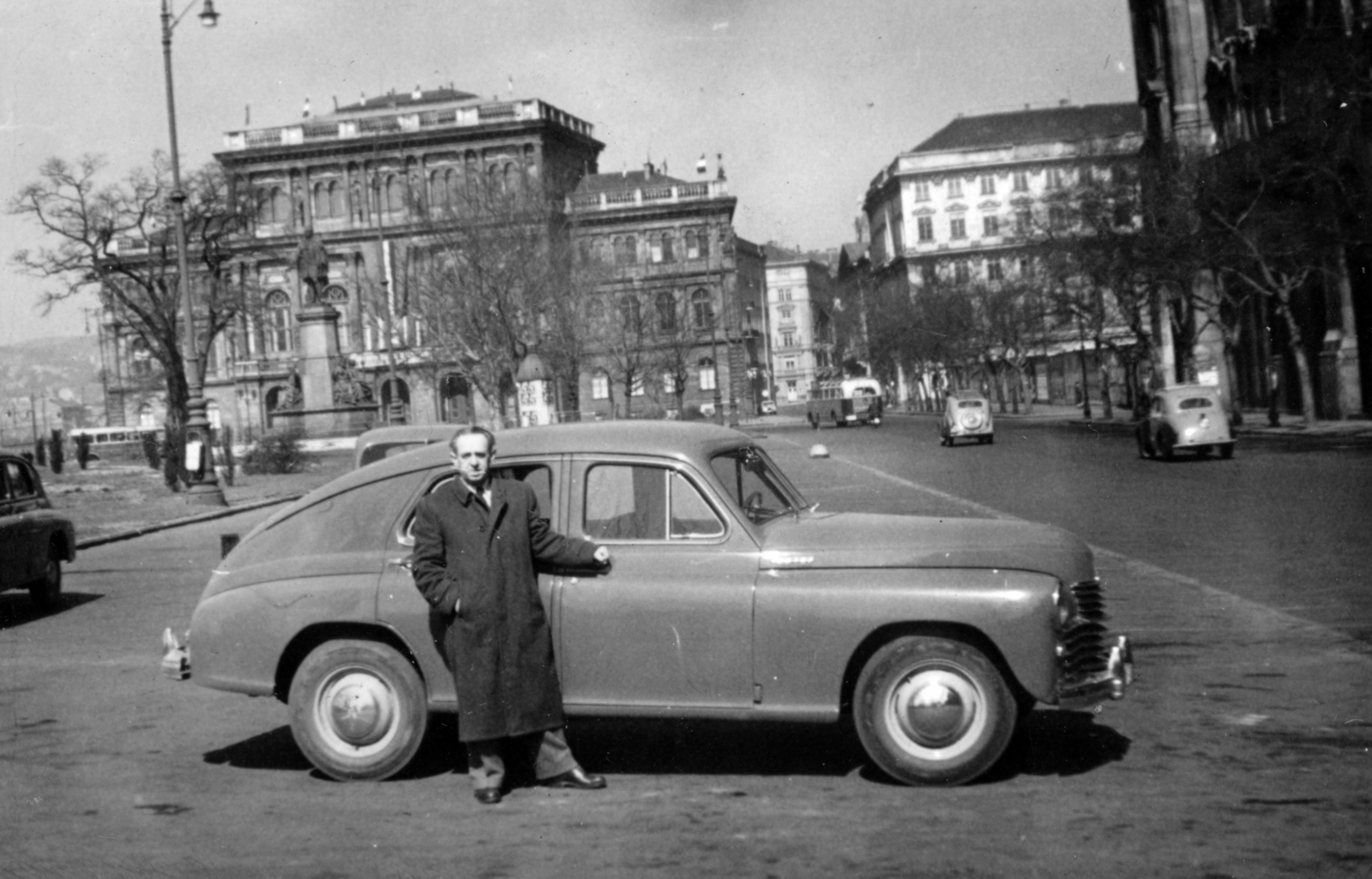 Magyarország, Budapest V., Széchenyi István (Roosevelt) tér, háttérben a Magyar Tudományos Akadémia épülete., 1955, Márk Iván, GAZ M20 Pobeda, Budapest, középület, Széchenyi István-ábrázolás, Fortepan #161316