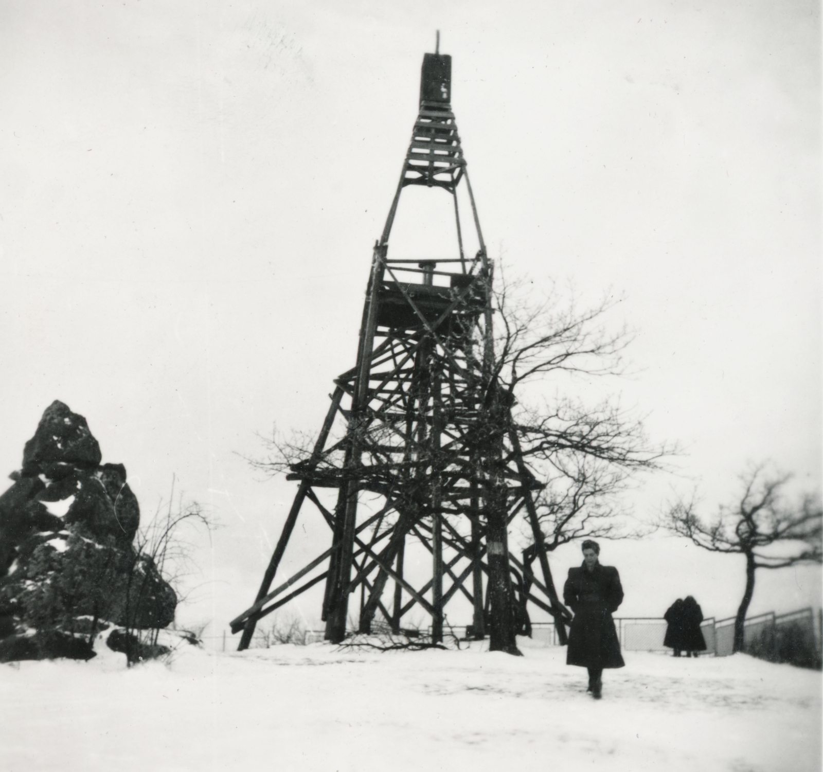 Hungary, Dobogókő, balra Dr. Téry Ödön emlékműve az Eötvös Loránd Menedékház felől nézve., 1951, Márk Iván, monument, snow, tourist, lookout, Fortepan #161321