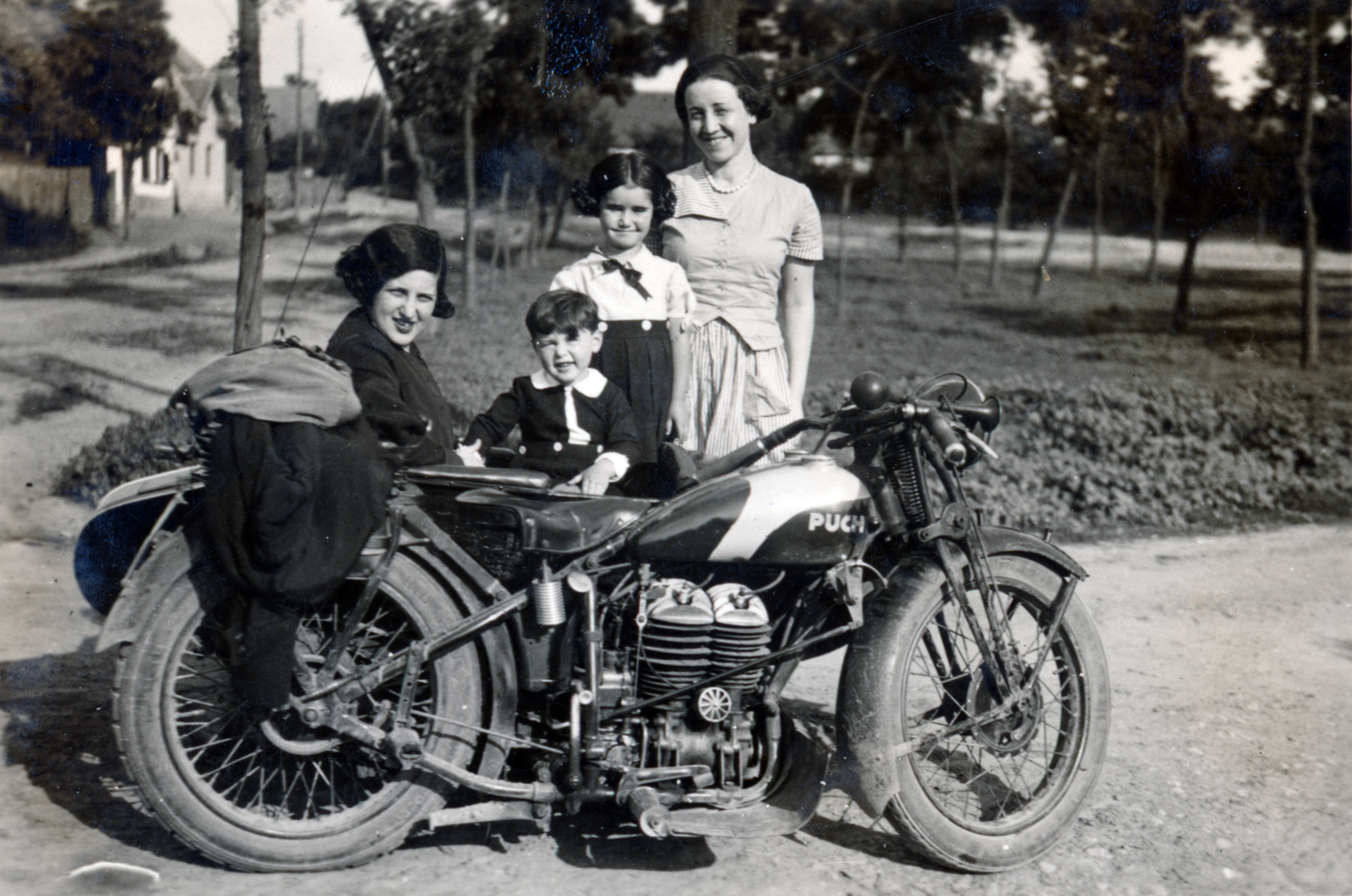1934, Márk Iván, girls, motorcycle, Puch-brand, girls'n'cars, Fortepan #161326