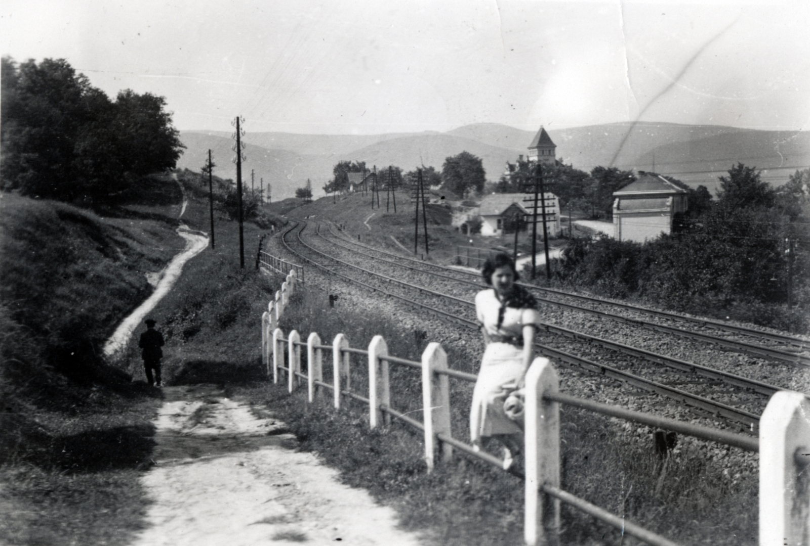 Hungary, Zebegény, Jánoshegy út, háttérben a Dőry-kastély tornya., 1935, Márk Iván, sitting on a handrail, Fortepan #161329