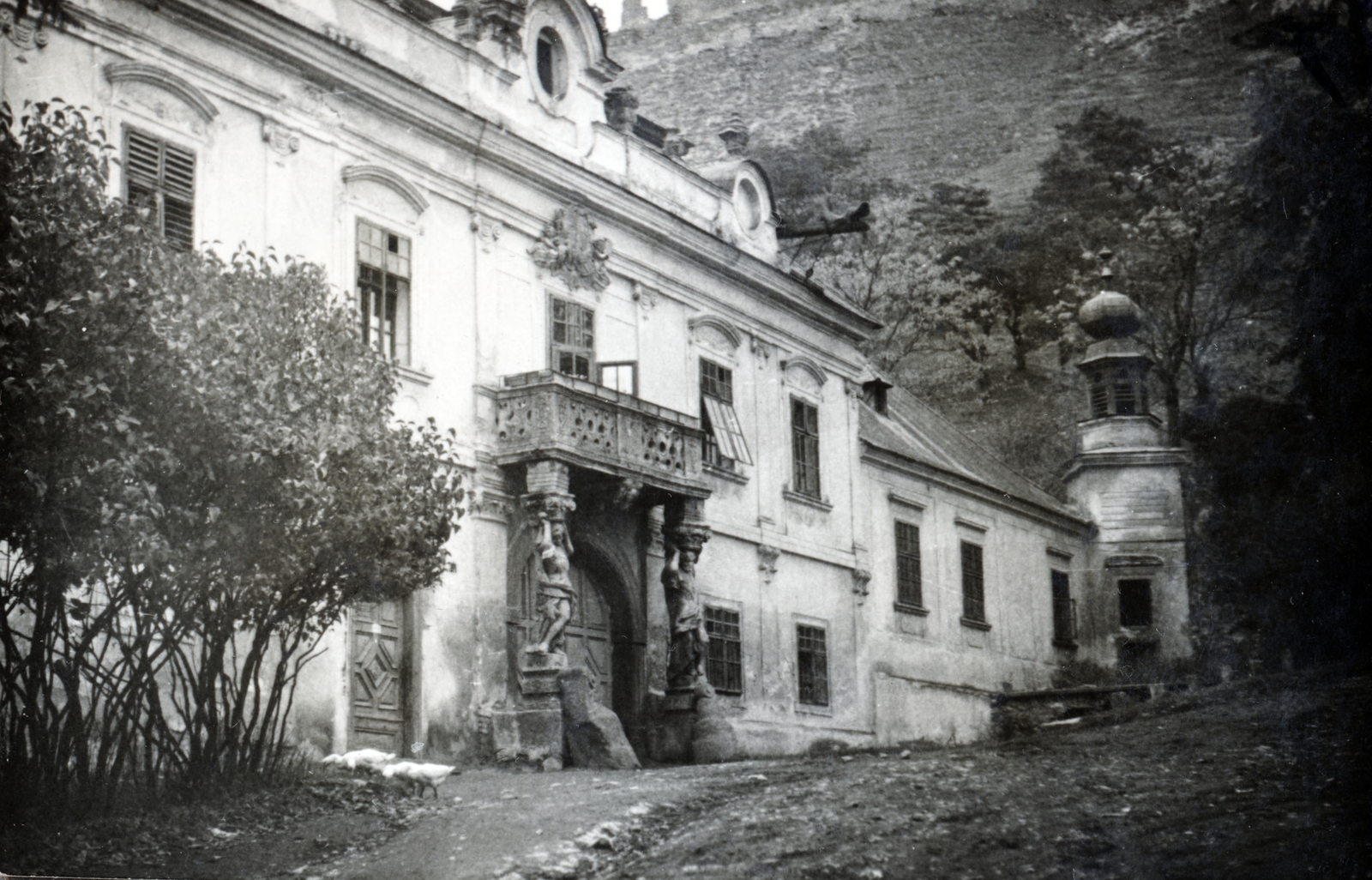 Hungary, Sümeg, Püspöki Palota, fent a Vár., 1955, Márk Iván, architectural ornament, bishop's palace, Fortepan #161347