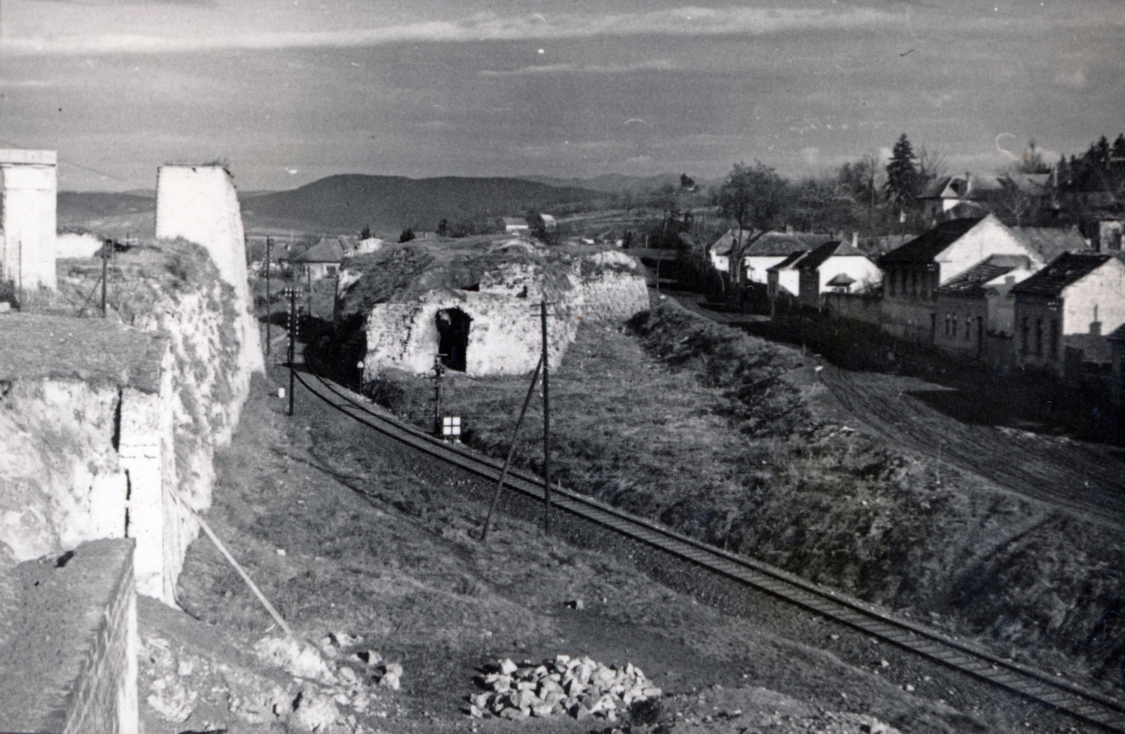 Hungary, Eger, a vasúttal kettévágott vár a Zárkándy bástyánál., 1955, Márk Iván, house, picture, castle wall, rails, Fortepan #161351